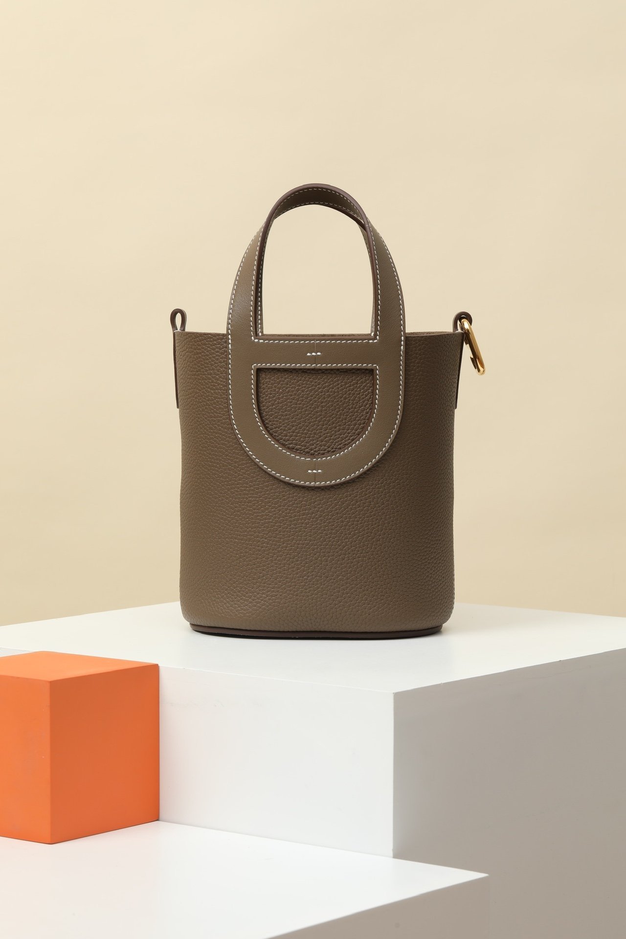 Hermès Picotin Lock 22 Lucky Daisy – TC & Swift Étoupe (18) GHW comparison image 1 sourced from womanlvbag.com