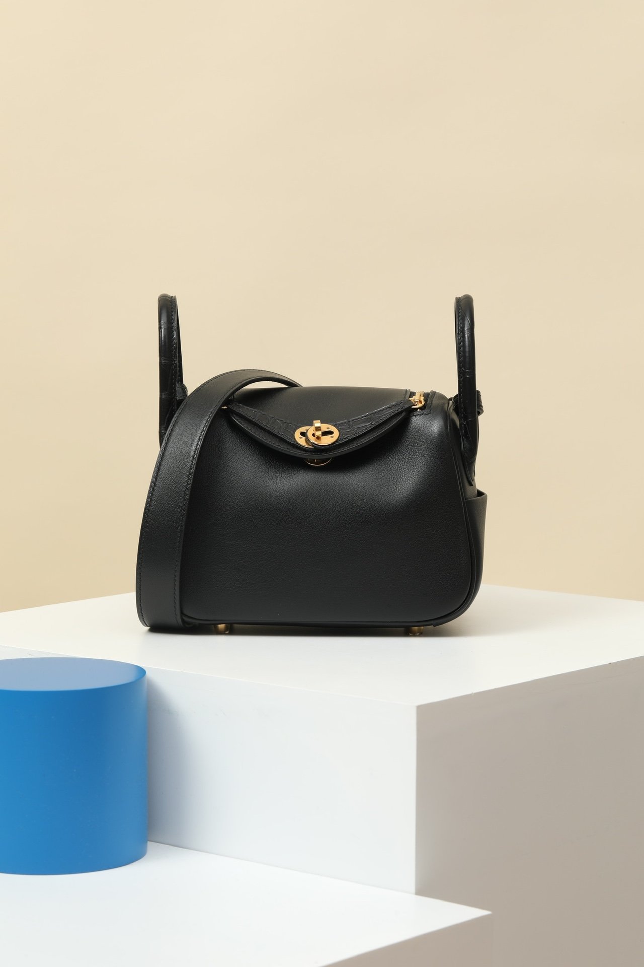 Hermès Mini Lindy 19.5 (Touch Edition) detail image 1 sourced from womanlvbag.com