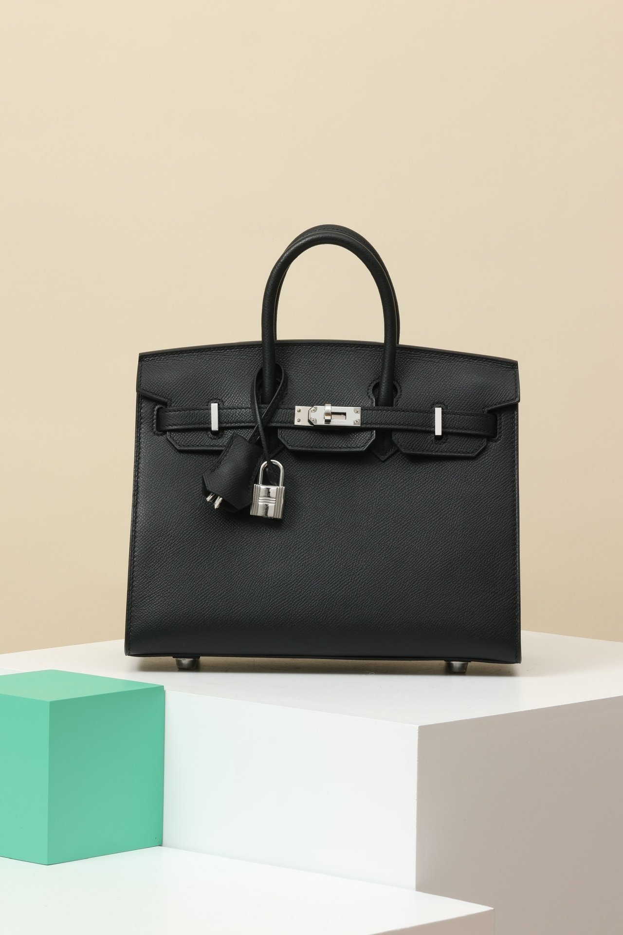 Hermès Birkin 25 detail image 1 sourced from womanlvbag.com