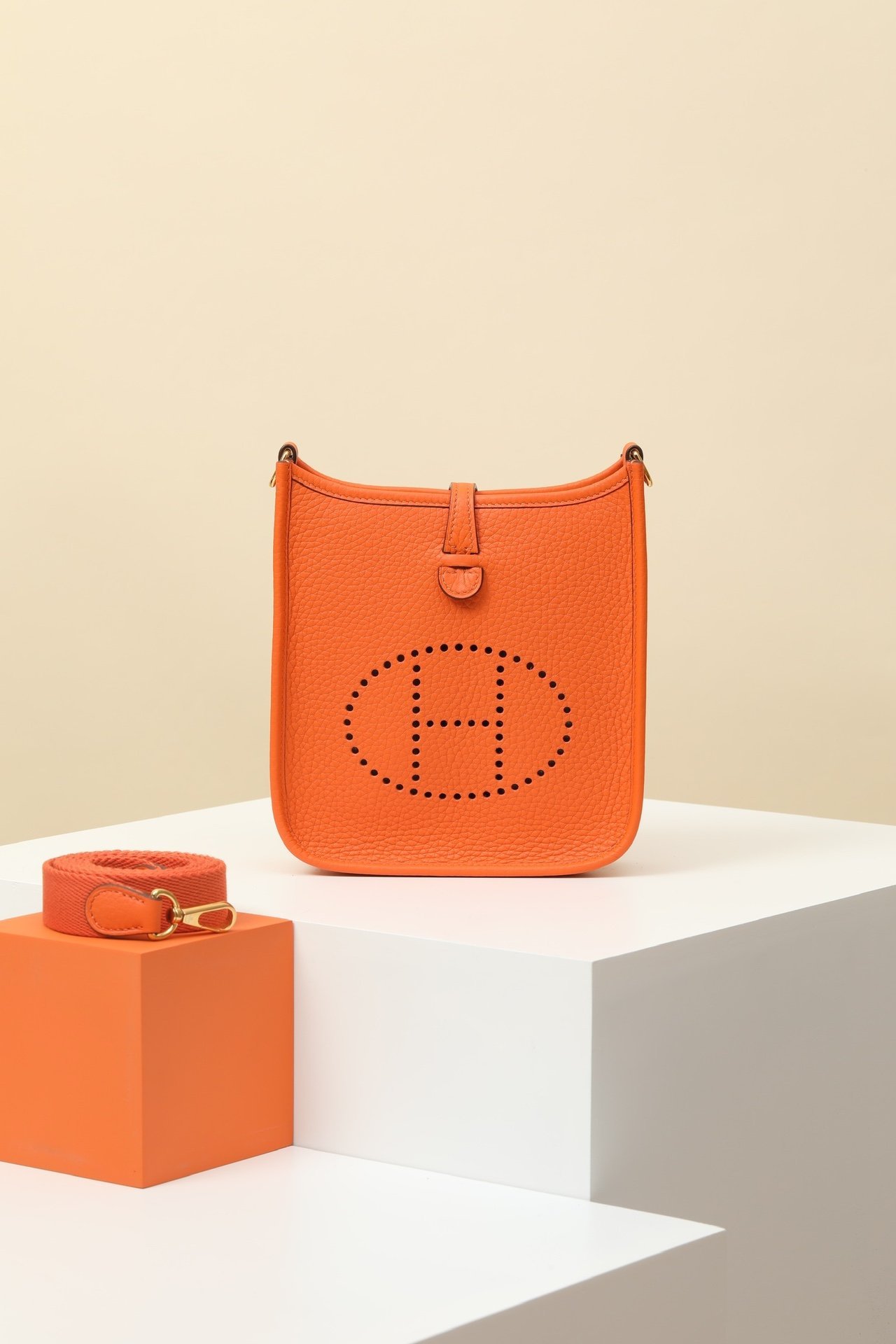 Hermès Evelyne 16 (TPM) – Clemence 93 Orange GHW detail image 1 sourced from womanlvbag.com