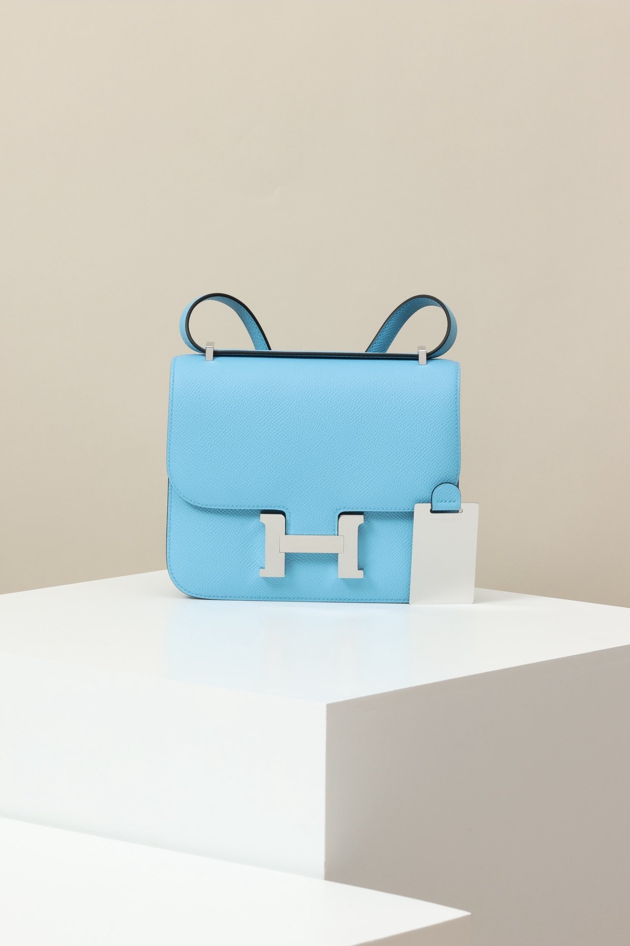 Hermès Constance 19 detail image 1 sourced from womanlvbag.com