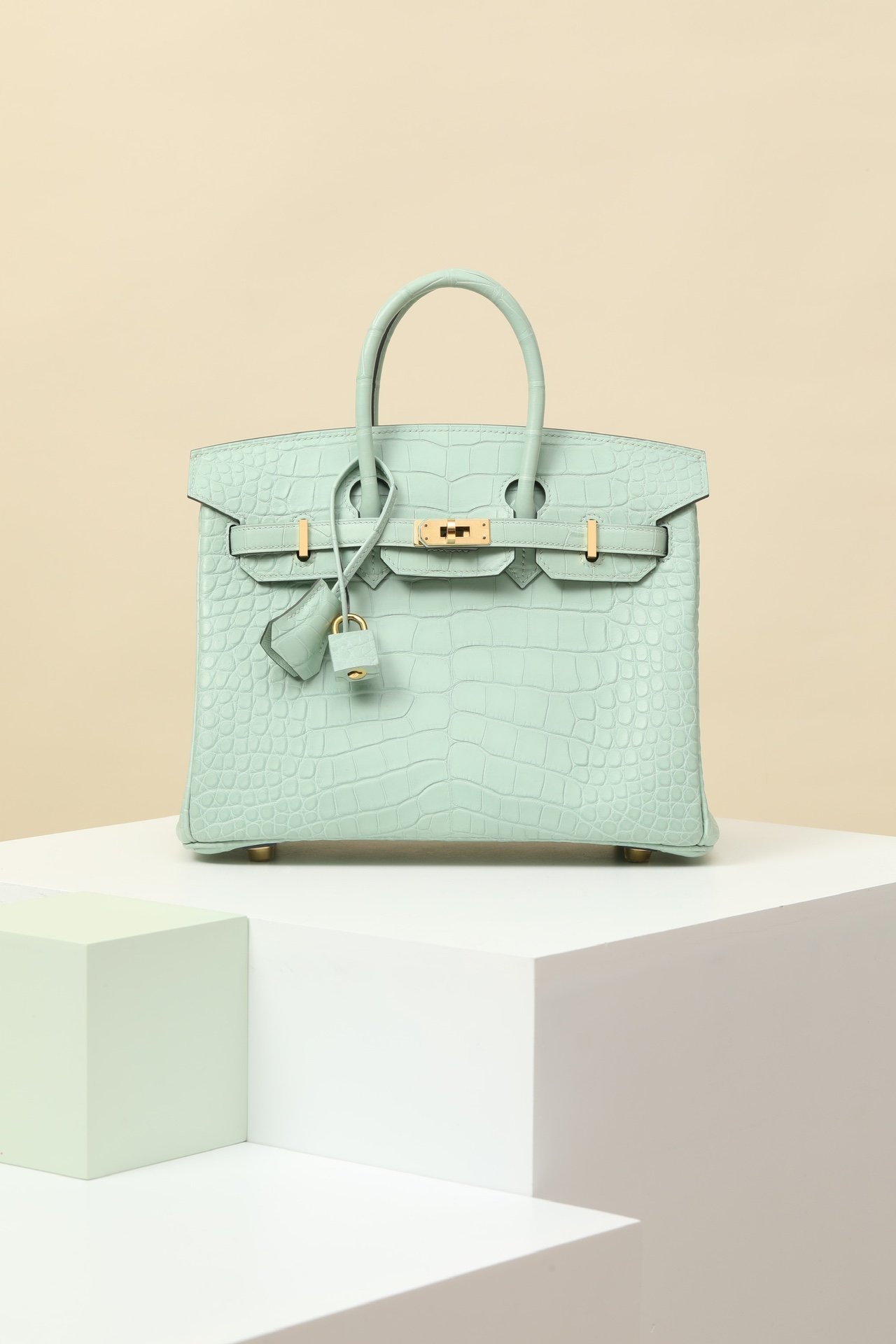 Hermès Birkin 25 detail image 1 sourced from womanlvbag.com