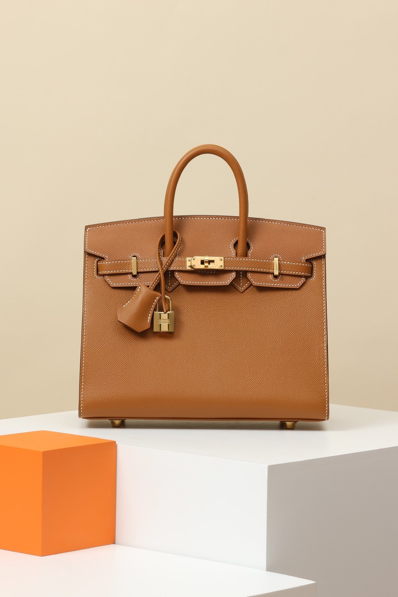 Birkin 25 (B25) with dimensions 25 cm (L) x 20 cm (H) x 13 cm (W) detail image 1 sourced from womanlvbag.com