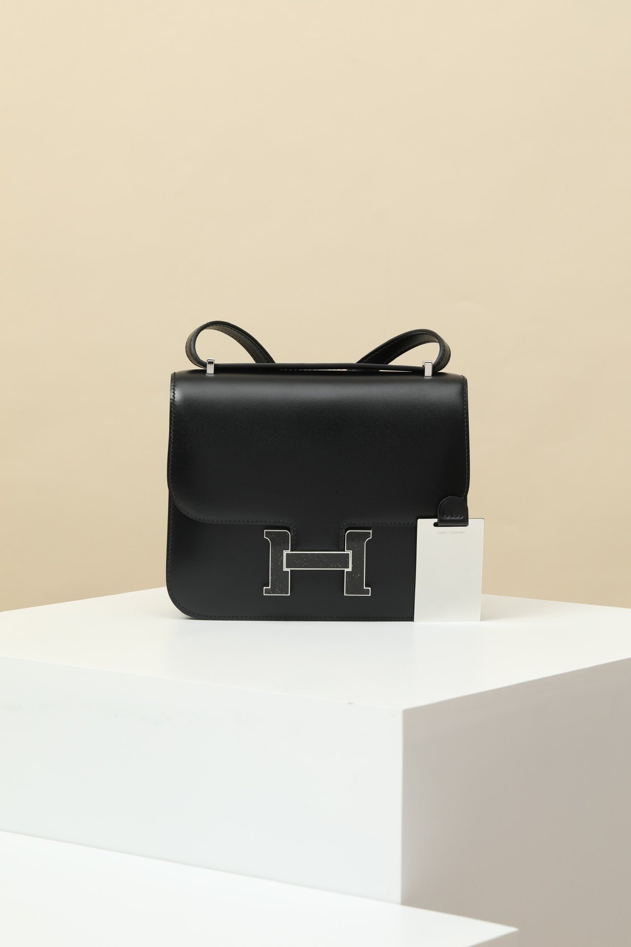 Hermès Constance 19 – Box Calfskin 89 Noir Stardust H Clasp detail image 1 sourced from womanlvbag.com