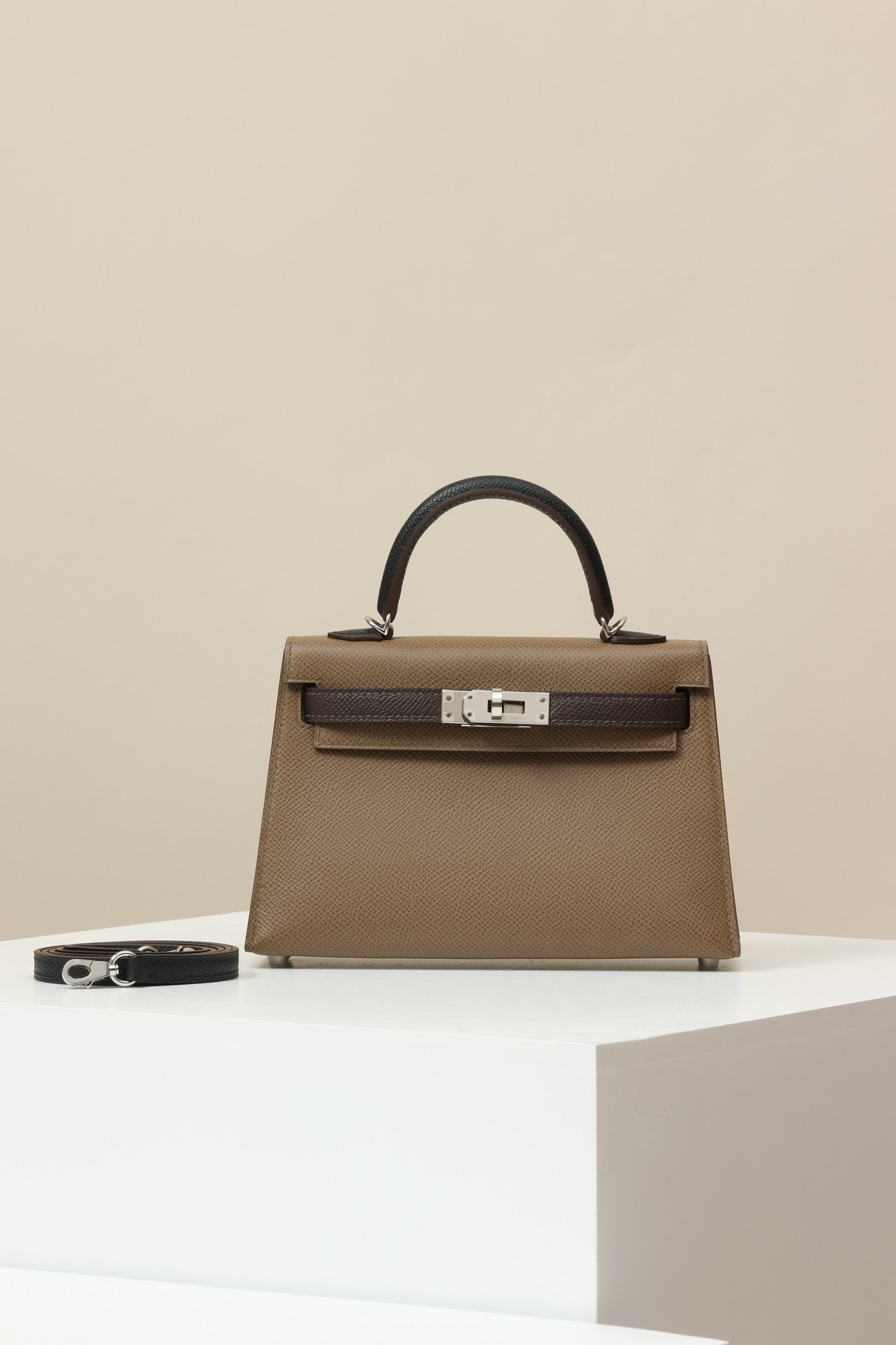 Hermès Mini Kelly 19 Generation II (G2) detail image 1 sourced from womanlvbag.com