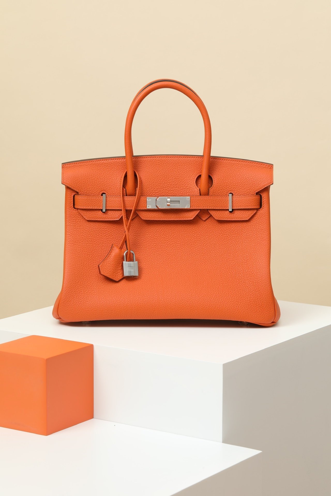 Hermès Birkin 30 detail image 1 sourced from womanlvbag.com