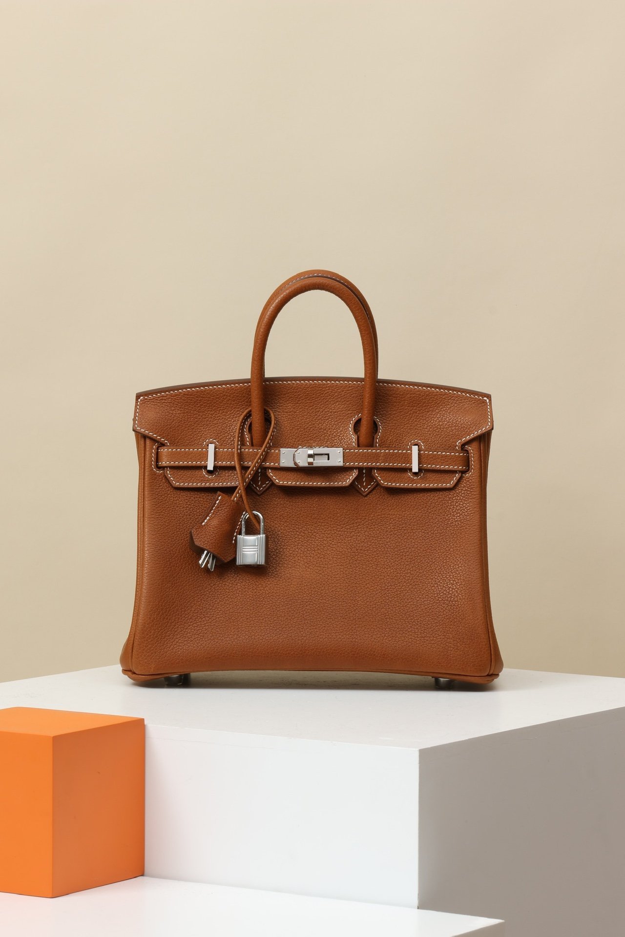 Hermès Birkin 25 in CK37 Gold (tan/brown) detail image 1 sourced from womanlvbag.com