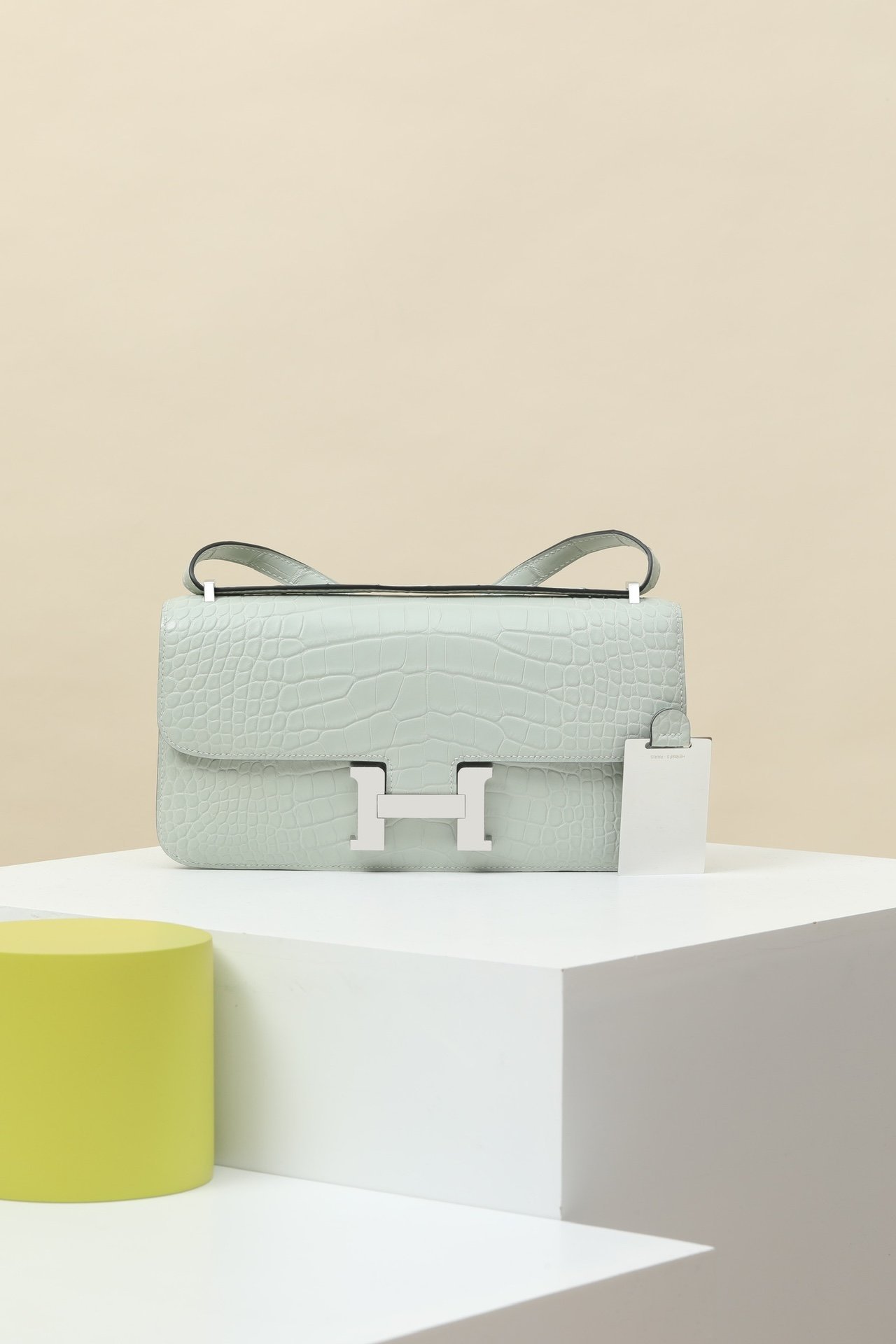 Hermès Constance 24 (Elan) detail image 1 sourced from womanlvbag.com
