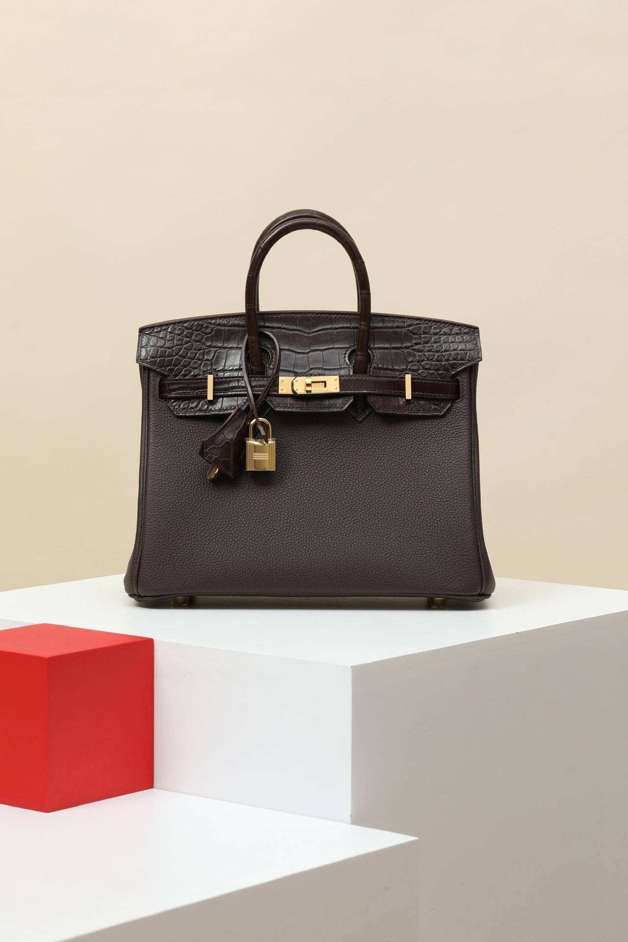 Hermès Birkin 25 Touch detail image 1 sourced from womanlvbag.com