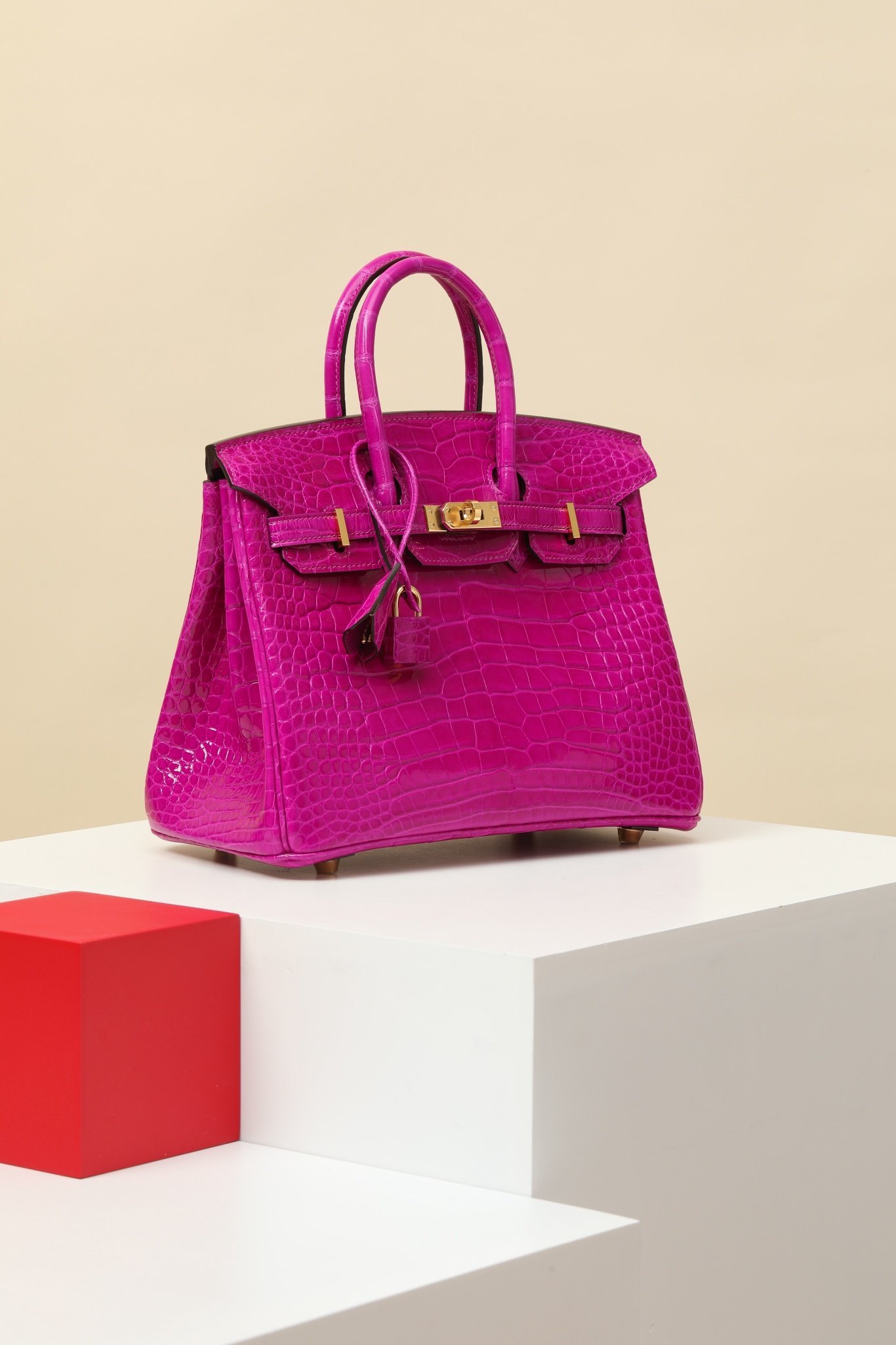 Hermès Birkin 25 Shiny Alligator Cassis J5 GHW detail image 2 sourced from womanlvbag.com