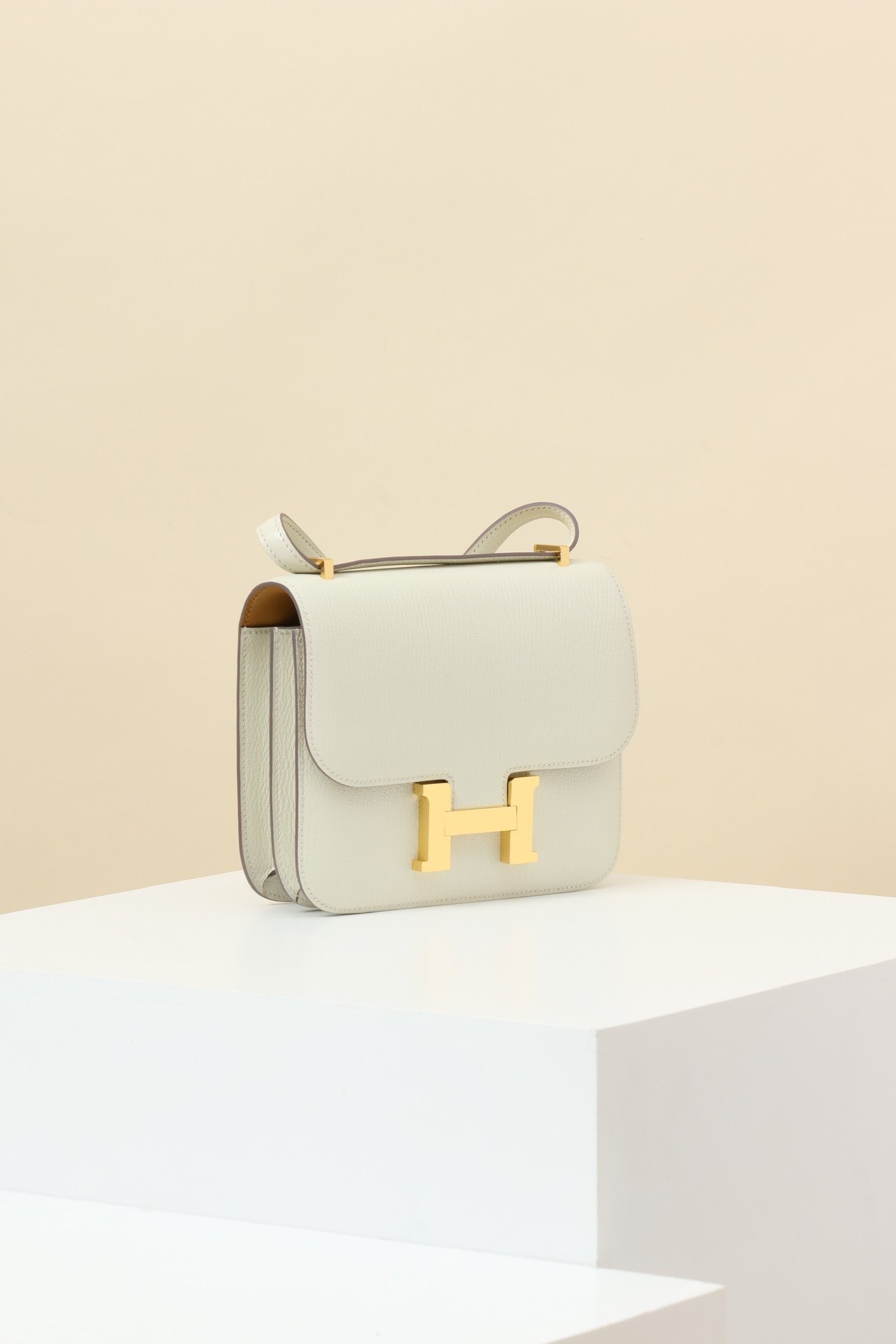 Hermès Constance 19 – Mysore Goatskin T0 Blanc Champignon & 4B Biscuit GHW detail image 2 sourced from womanlvbag.com