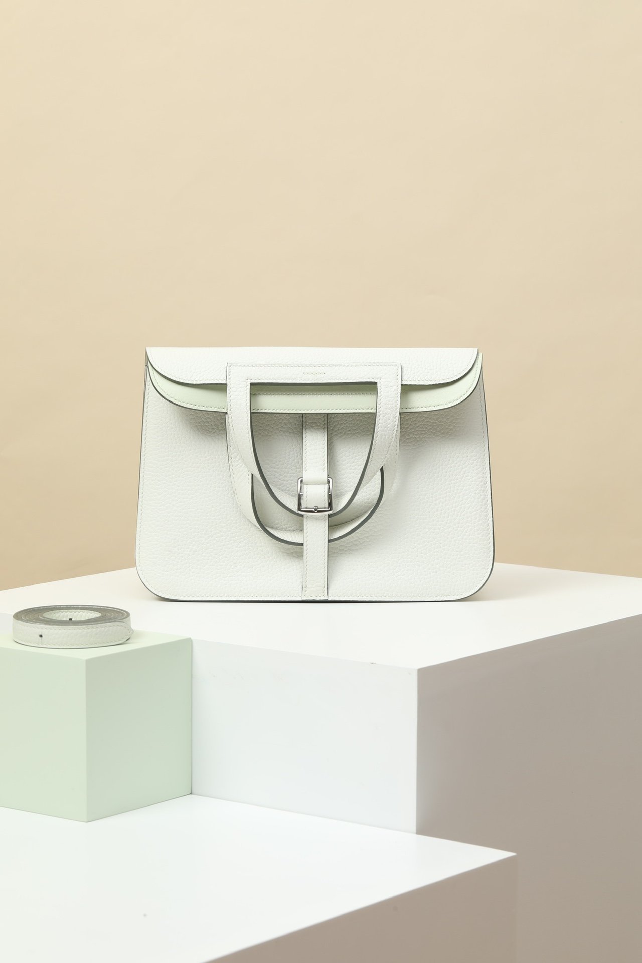 Hermès Halzan 25 detail image 1 sourced from womanlvbag.com