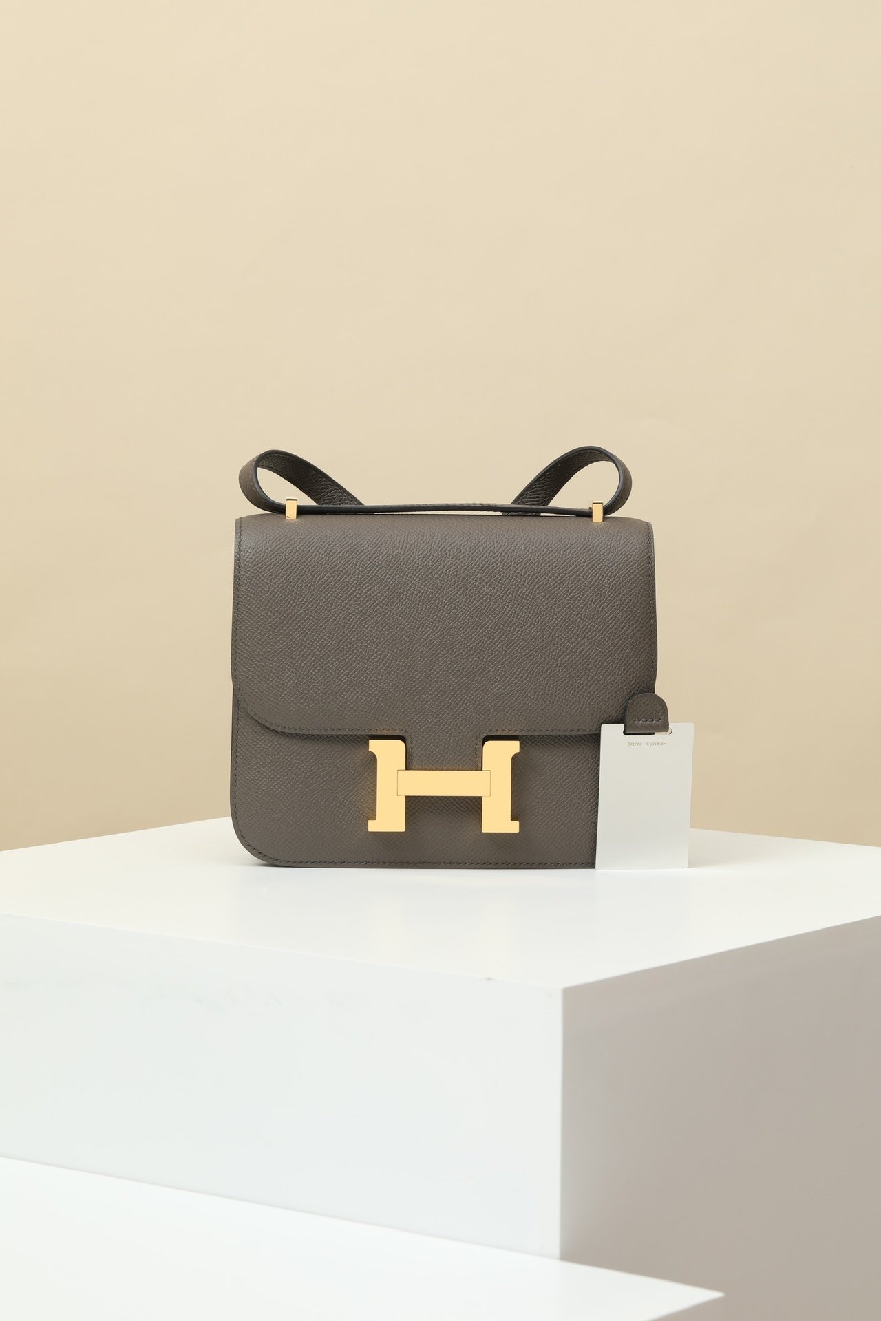 Hermès Constance 19 – Epsom Calfskin 8F Gris Étain GHW detail image 1 sourced from womanlvbag.com