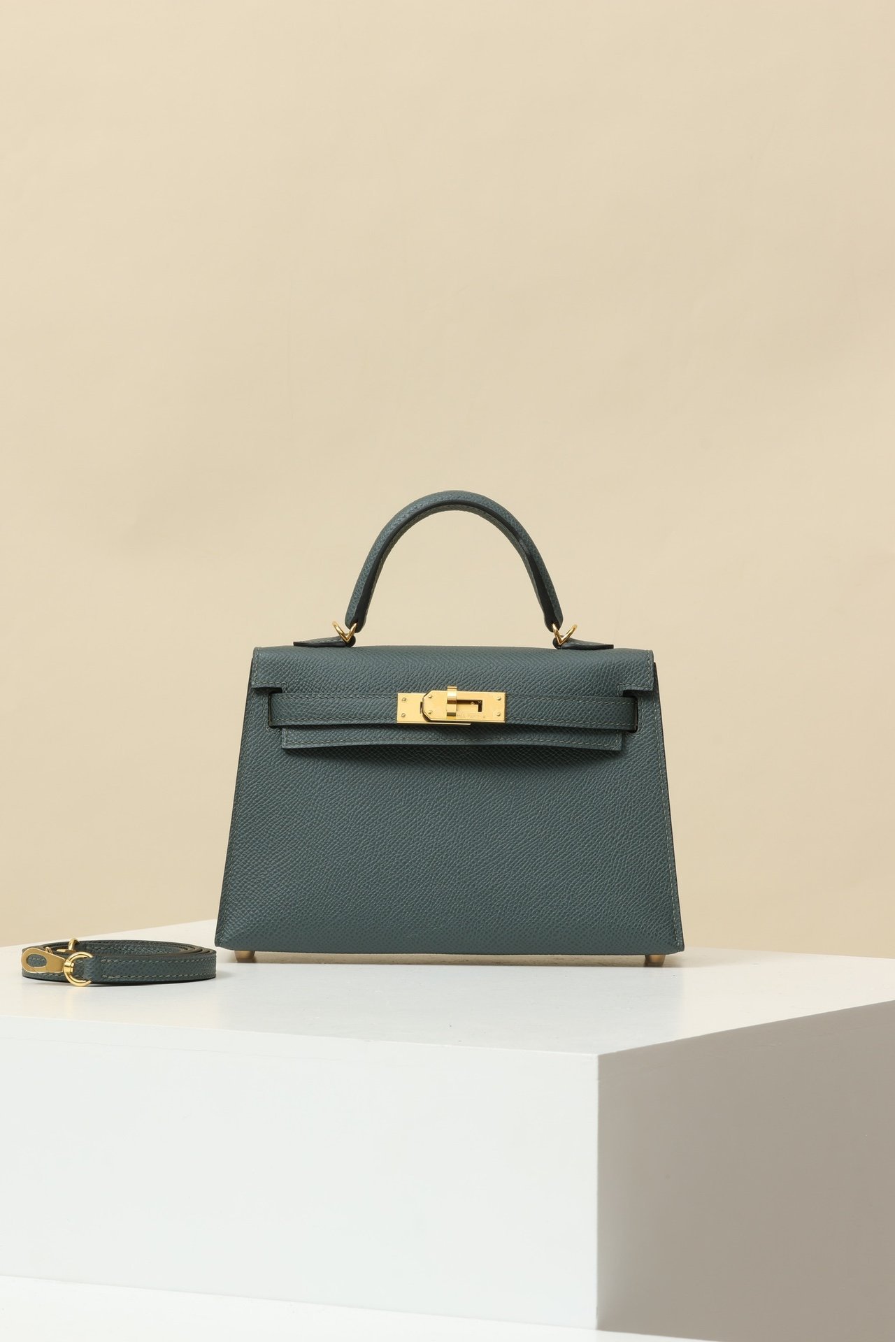Hermès Mini Kelly 19 Generation II (G2) detail image 1 sourced from womanlvbag.com