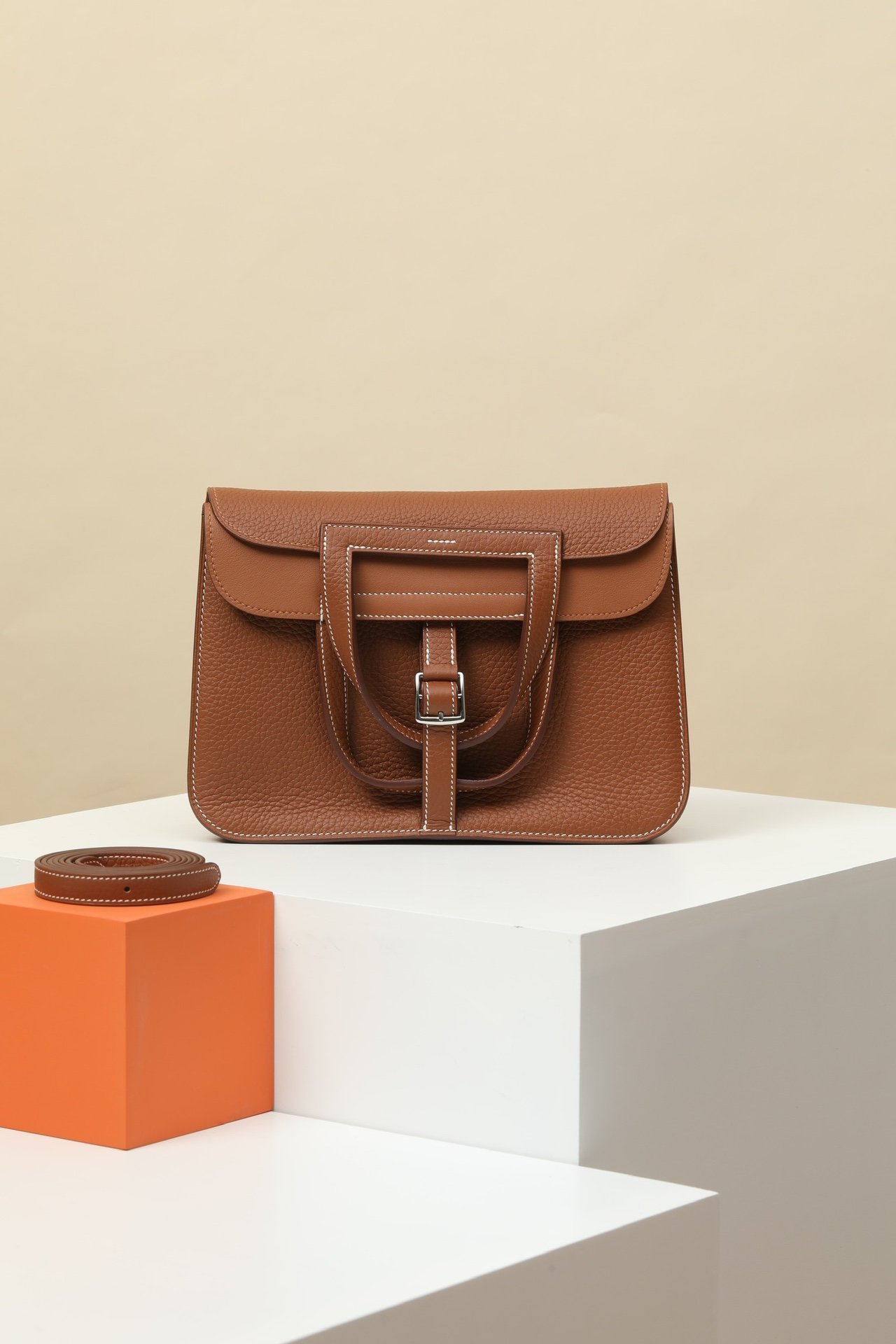 Hermès Halzan 25 in size 25 detail image 1 sourced from womanlvbag.com