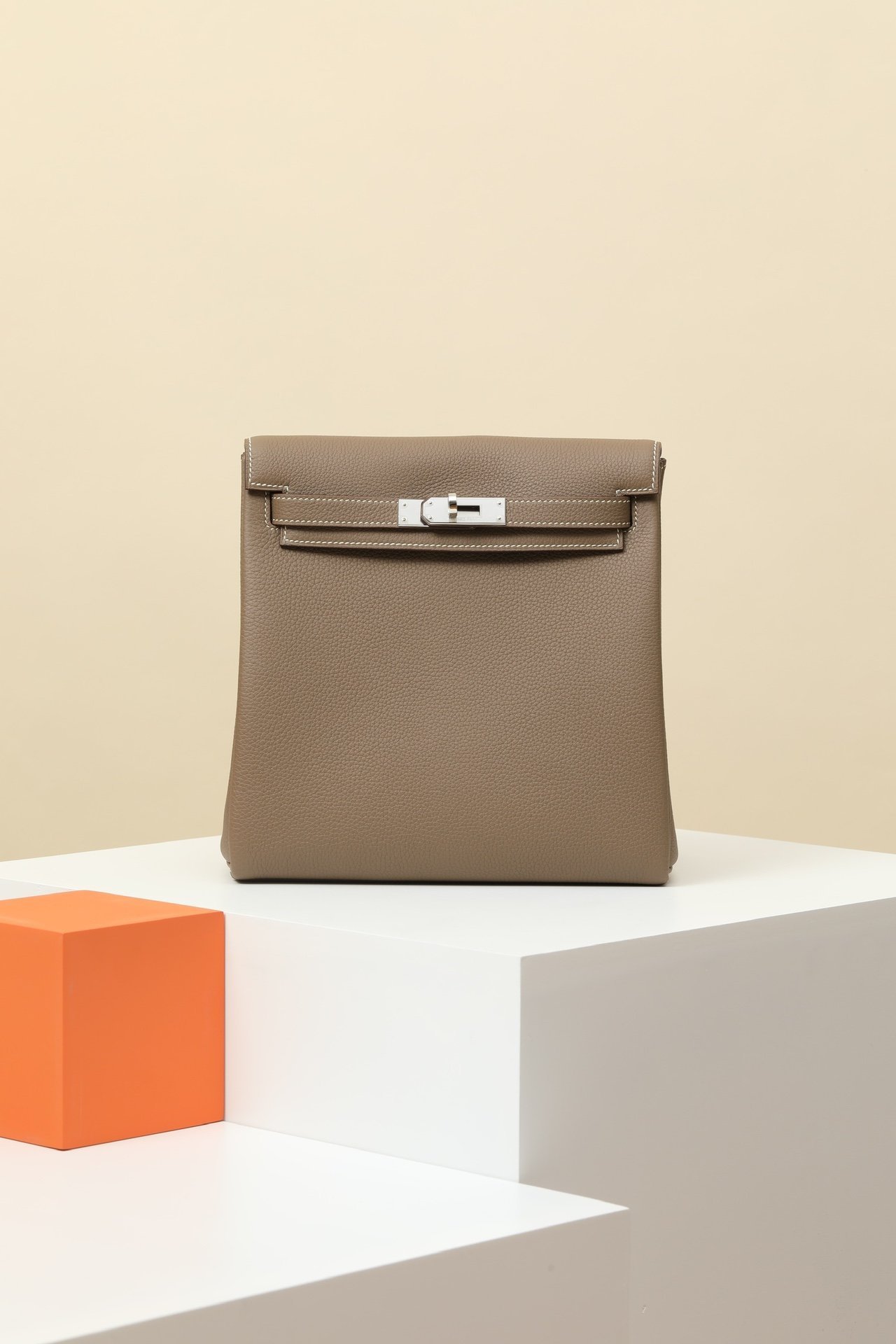 Hermès Hac à Dos GM Togo 18 Étoupe PHW detail image 1 sourced from womanlvbag.com