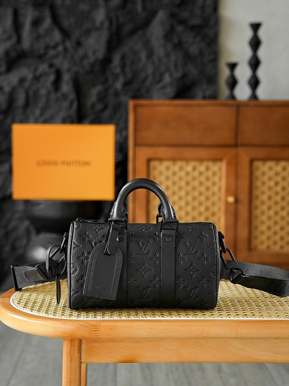 Louis Vuitton Keepall Bandoulière 25 M20900 – Black Taurillon Monogram Leather detail image 1 sourced from womanlvbag.com