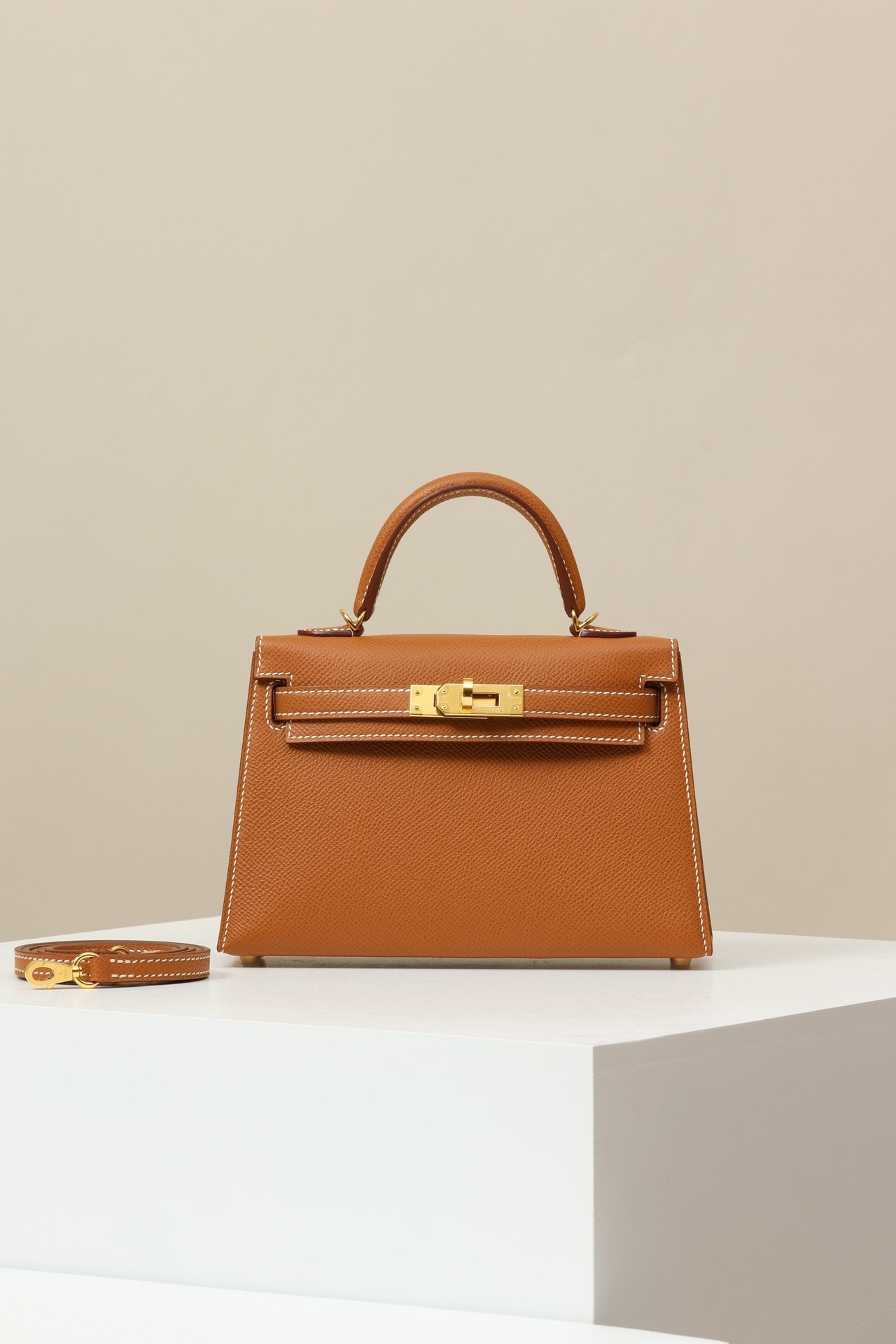 Mini Kelly 19 G2 detail image 1 sourced from womanlvbag.com
