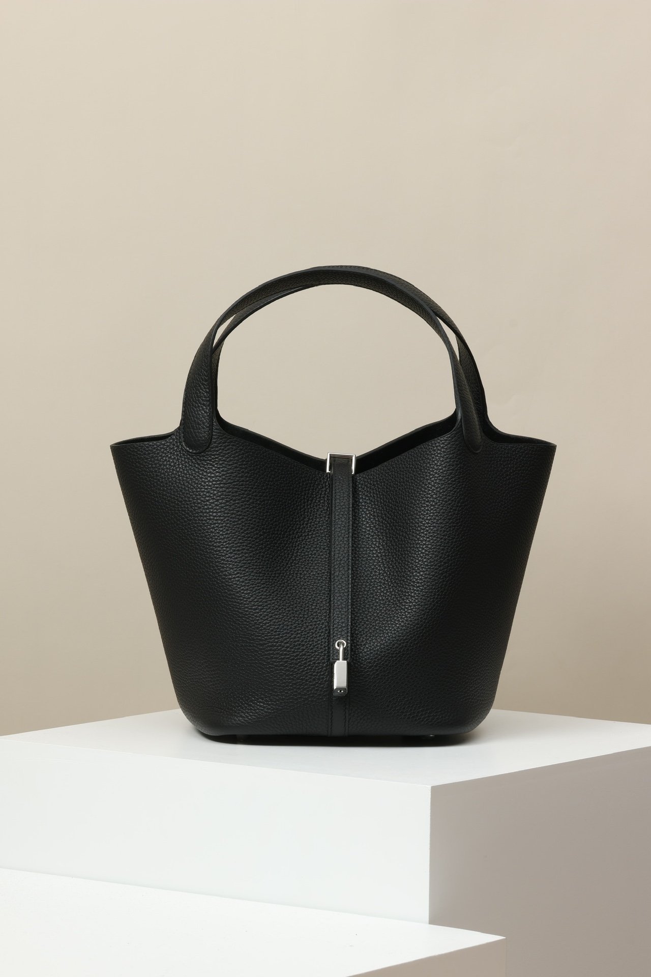 Picotin Lock 22 (MM), Standard Leather version detail image 1 sourced from womanlvbag.com