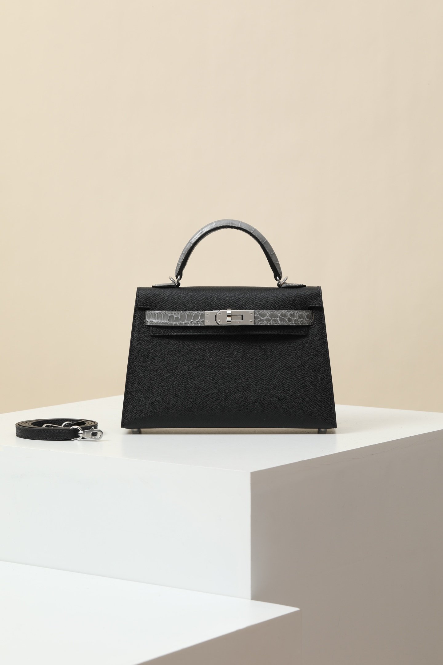 Hermes Mini Kelly 19 II Touch – Madame Leather & Shiny Alligator Noir (89) / Gris Neve (0V) PHW comparison image 1 sourced from womanlvbag.com