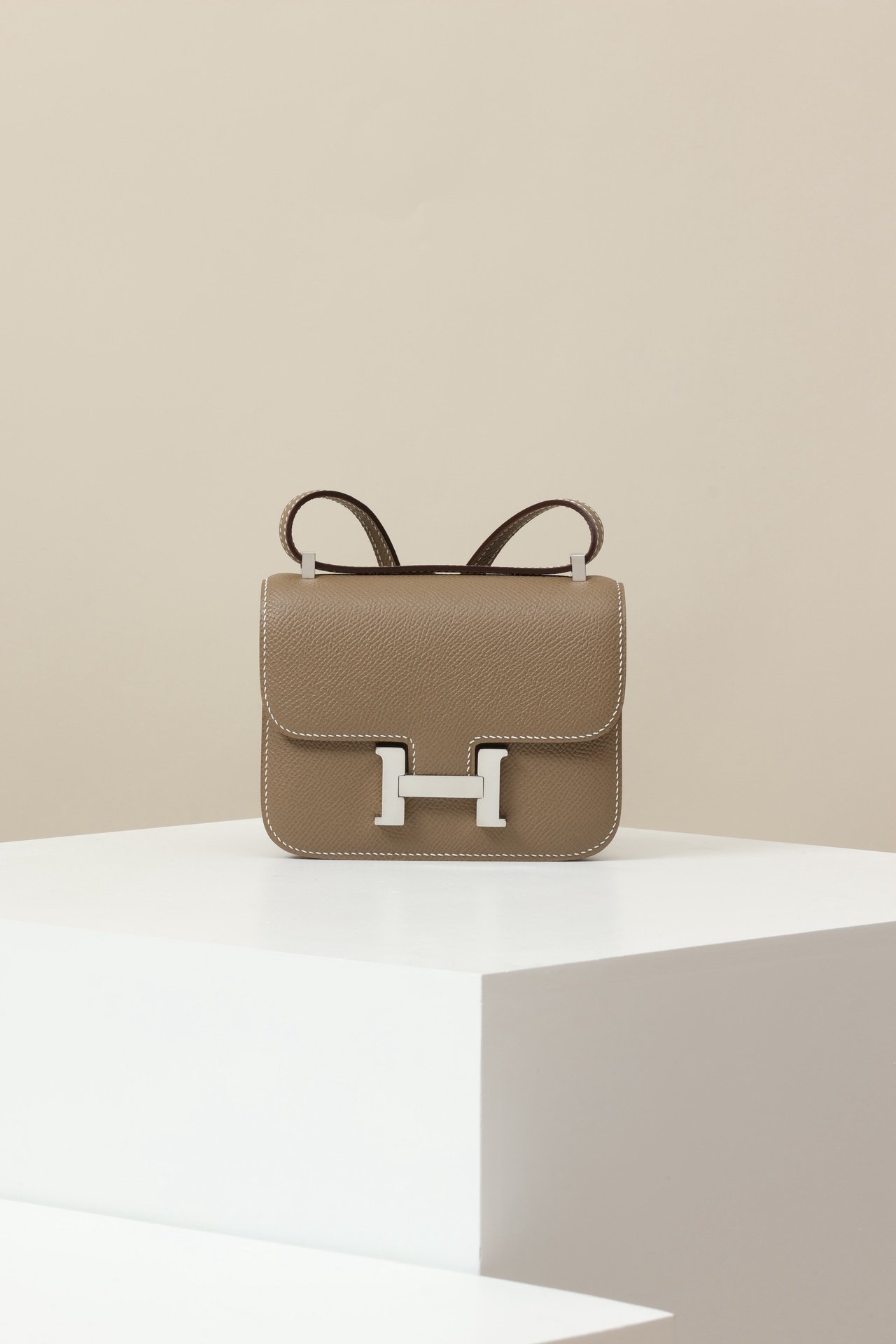 Hermès Constance Chaine – Epsom Calfskin 18 Étoupe PHW detail image 1 sourced from womanlvbag.com