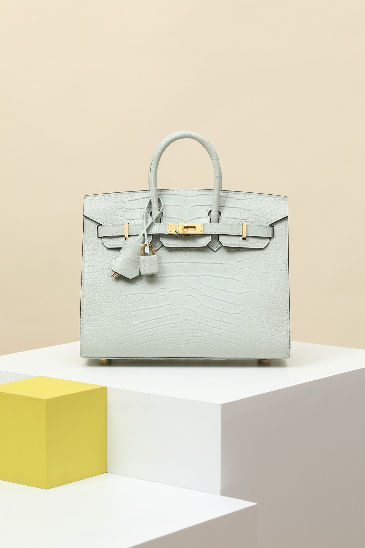 Hermès Birkin 25 detail image 1 sourced from womanlvbag.com