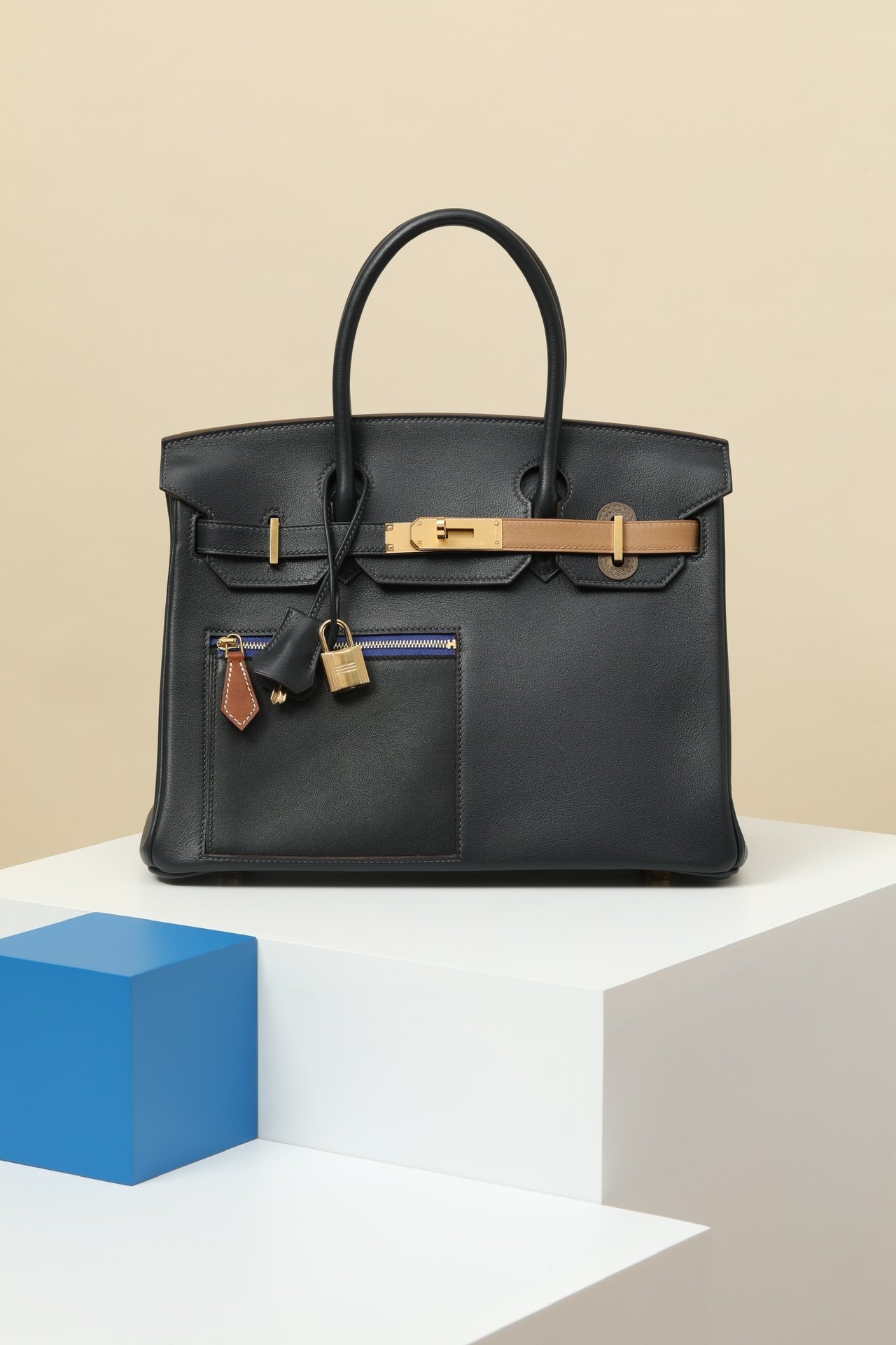 Hermès Birkin 30 detail image 1 sourced from womanlvbag.com
