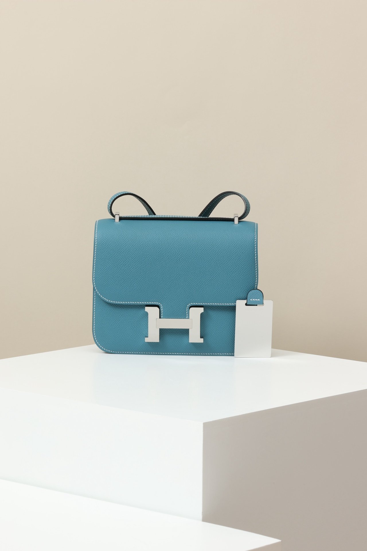 Hermès Constance 19 detail image 1 sourced from womanlvbag.com