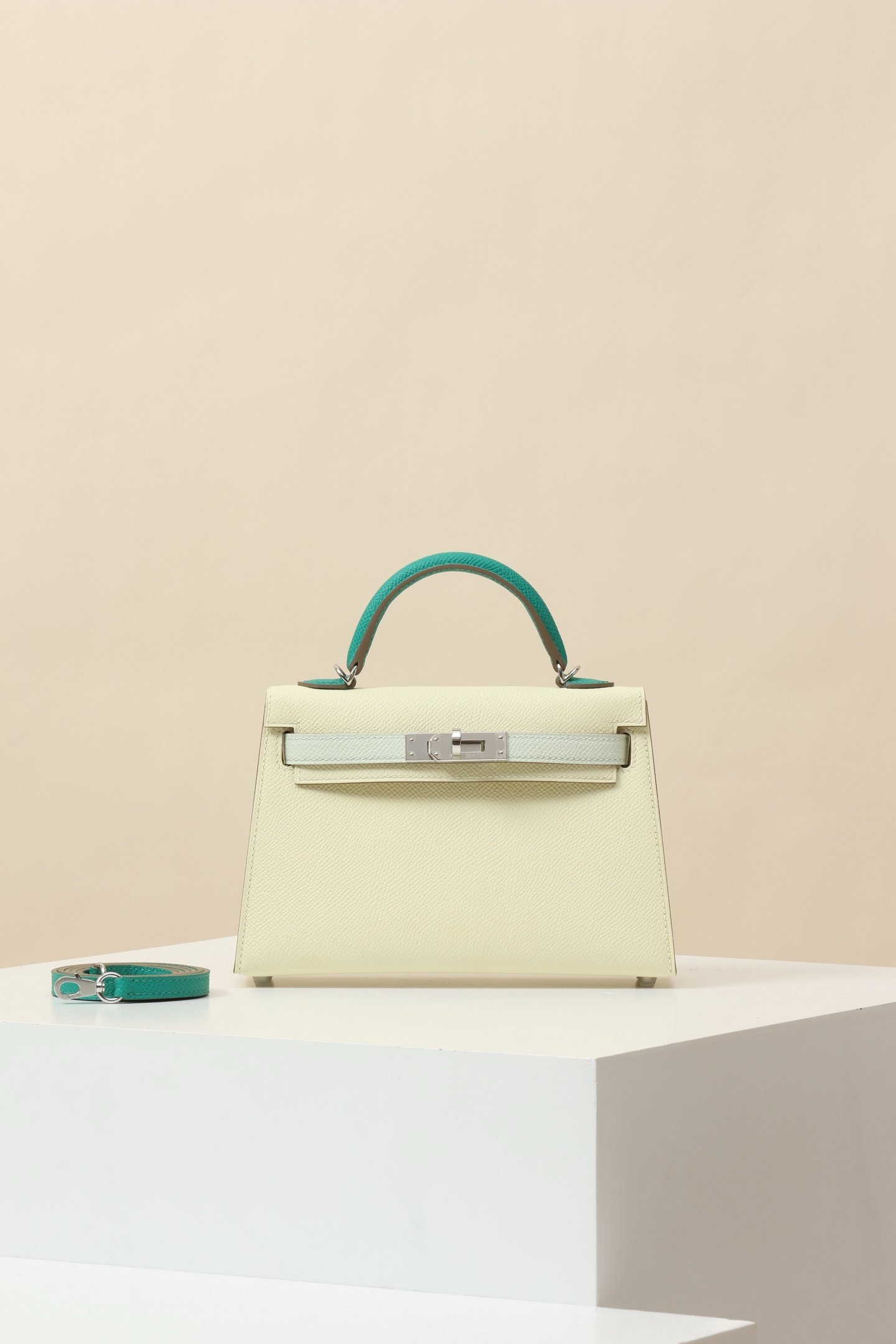 Hermès Mini Kelly 19 Generation II detail image 1 sourced from womanlvbag.com