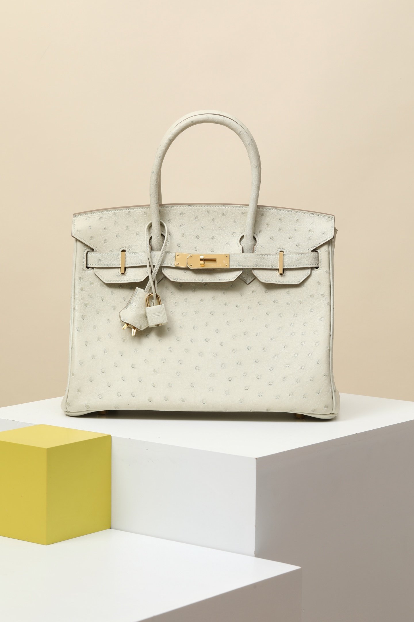 Hermès Birkin 30 detail image 1 sourced from womanlvbag.com