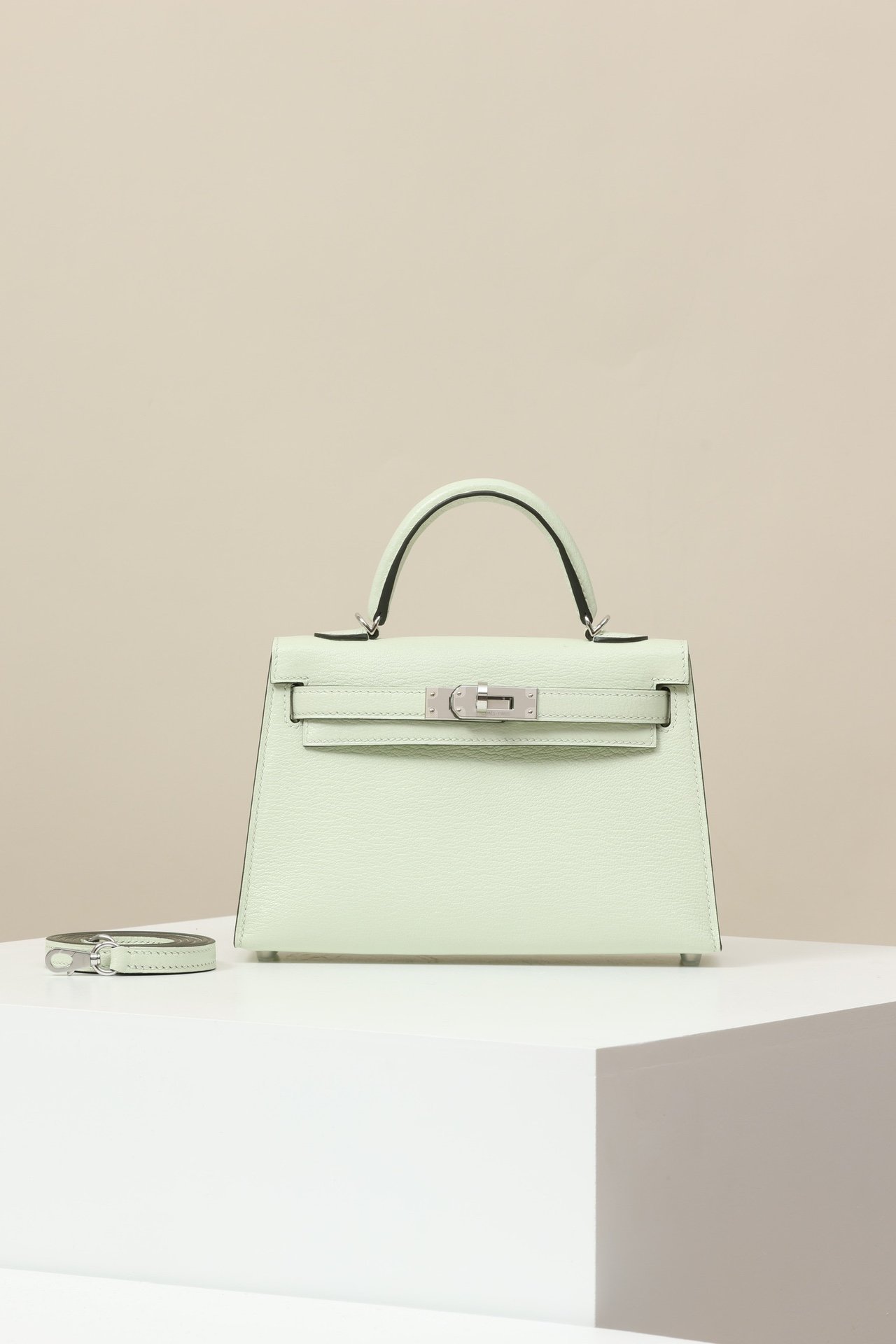 Mini Kelly 19 (Generation II) detail image 1 sourced from womanlvbag.com