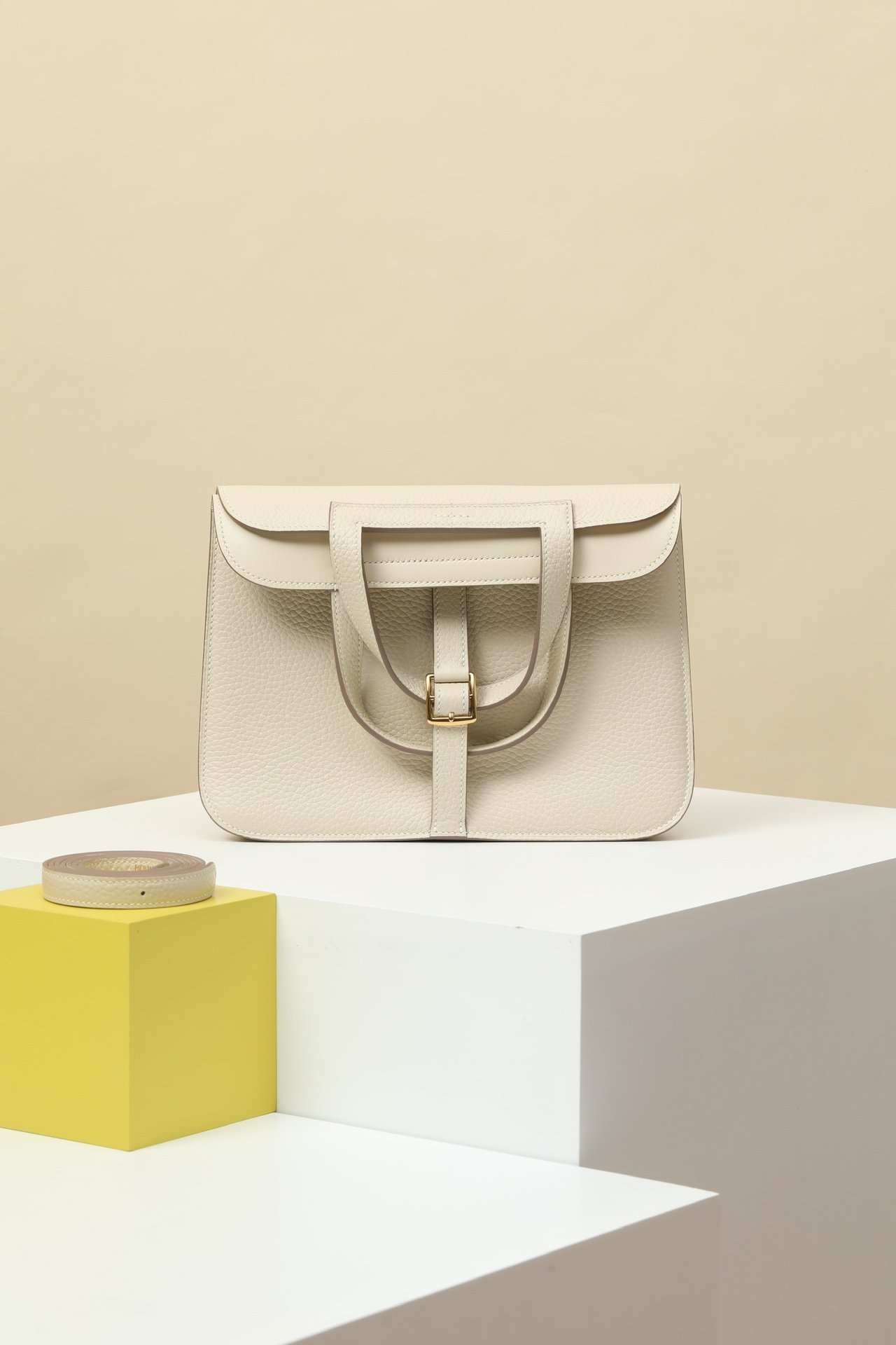 Halzan 25. Color: 10 Craie (Chalk) detail image 1 sourced from womanlvbag.com