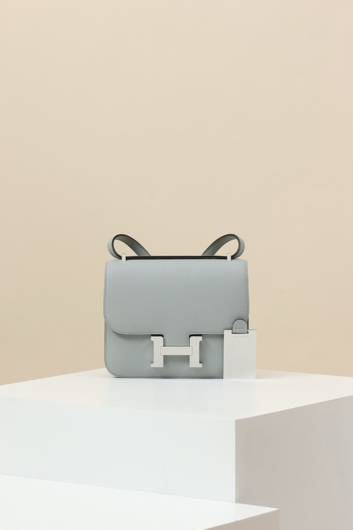 Hermès Constance 19 – Epsom Calfskin P0 Gris Perle PHW detail image 1 sourced from womanlvbag.com