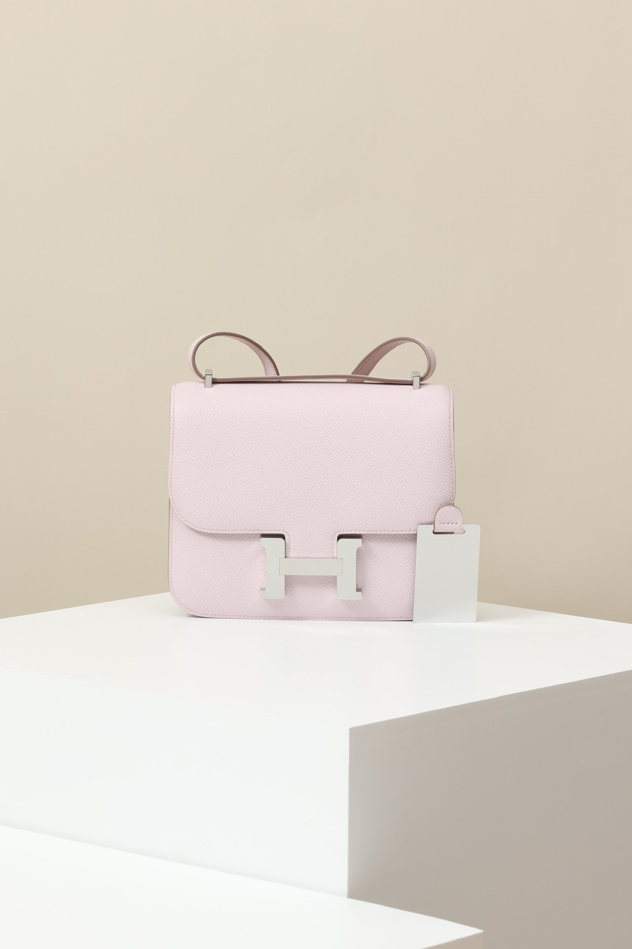 Hermès Constance 19 – Epsom Calfskin 09 Mauve Pale PHW detail image 1 sourced from womanlvbag.com