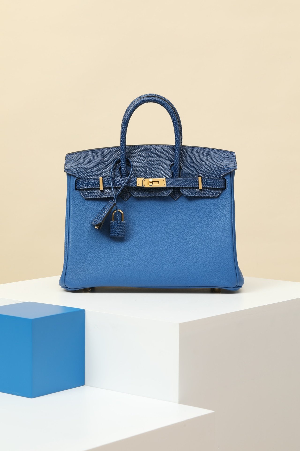Hermès Birkin 25 Touch detail image 1 sourced from womanlvbag.com