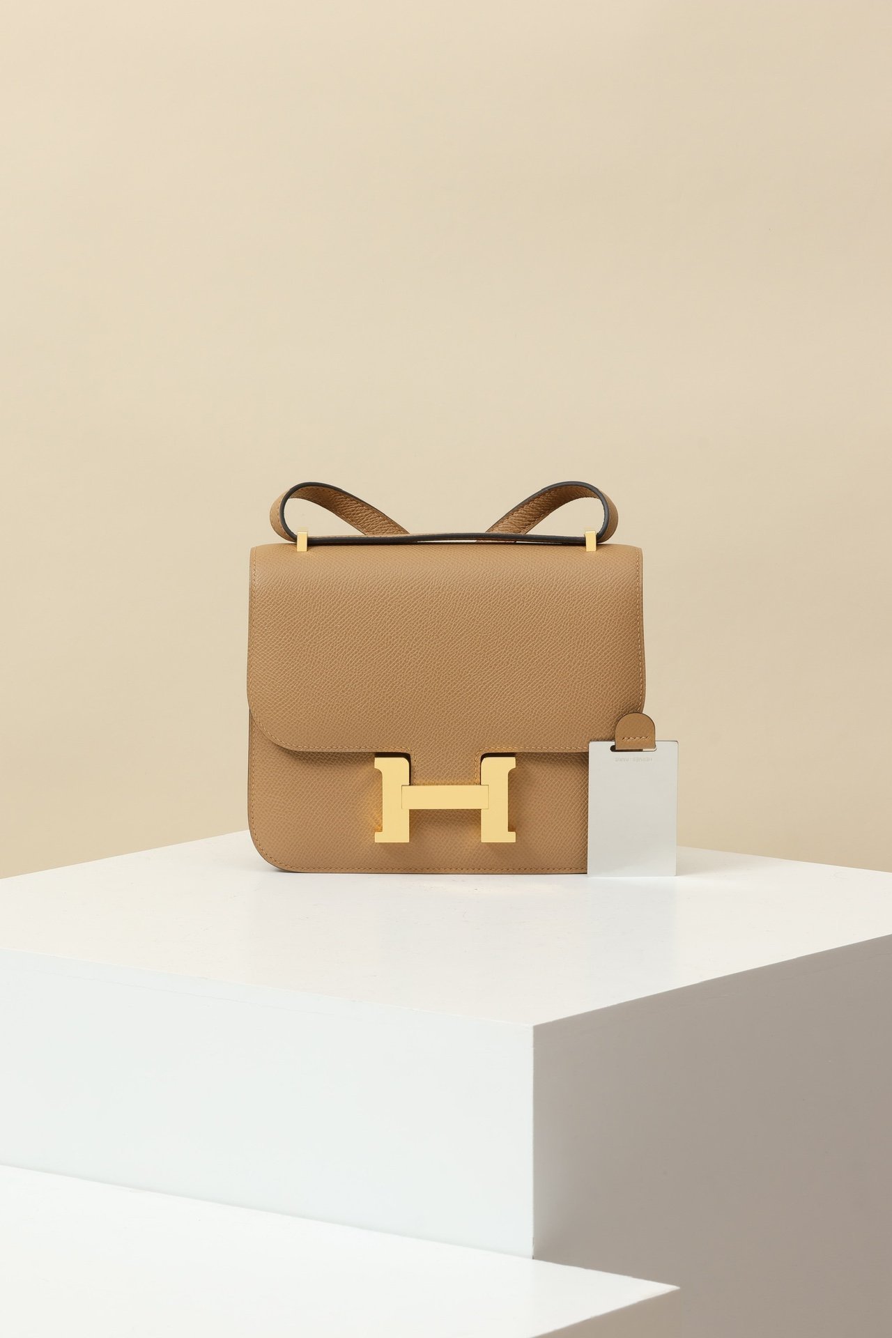 Hermès Constance 19 – Epsom Calfskin 0M Gris Meyer GHW detail image 1 sourced from womanlvbag.com