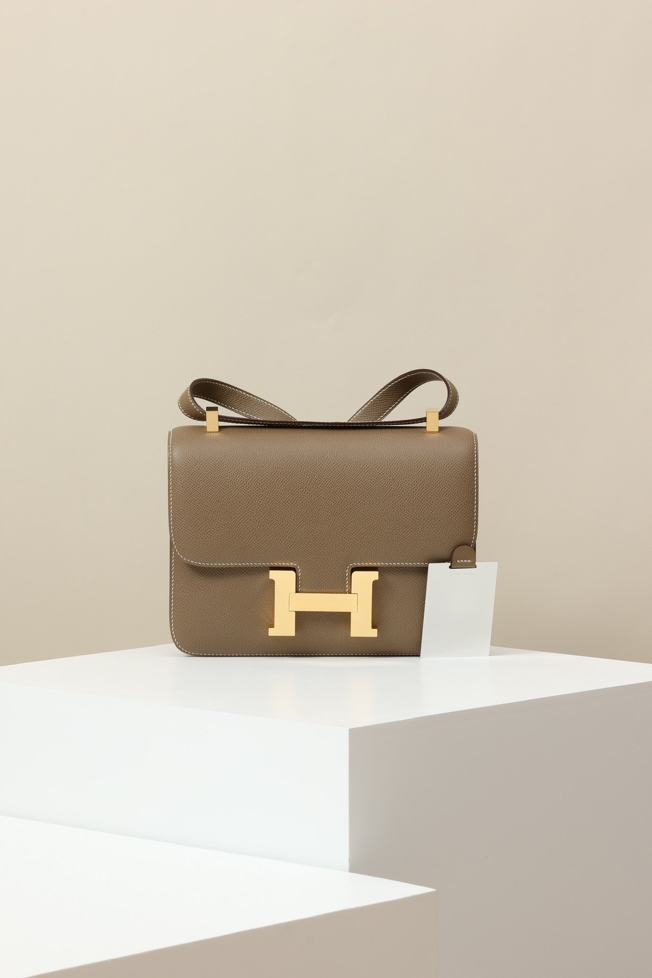 Hermès Constance 23 detail image 1 sourced from womanlvbag.com