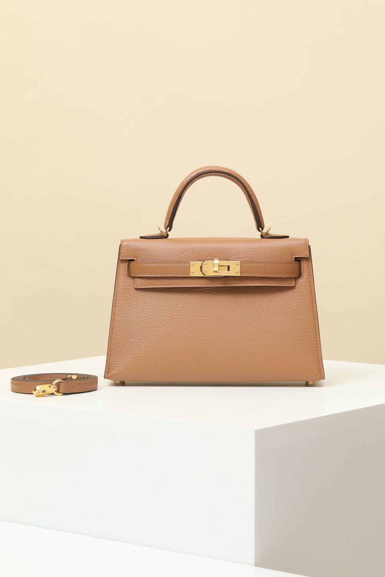 Hermès Mini Kelly II 19 – Chèvre Leather in Fauve (2J) GHW detail image 1 sourced from womanlvbag.com