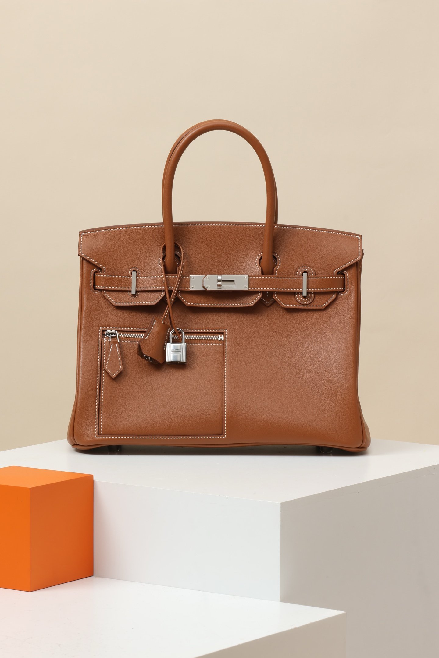 Birkin 30 detail image 1 sourced from womanlvbag.com