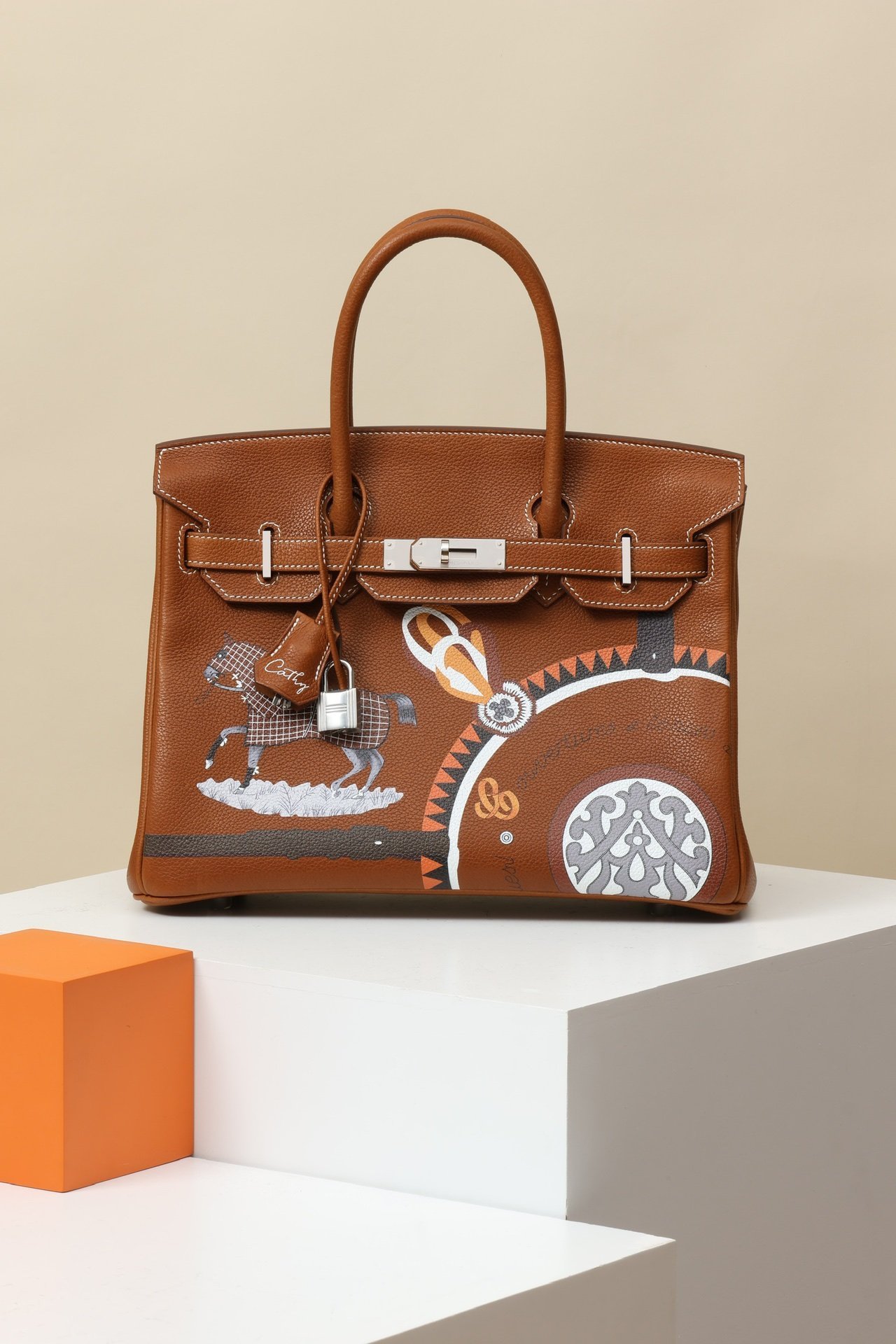 Hermès Birkin 30 detail image 1 sourced from womanlvbag.com