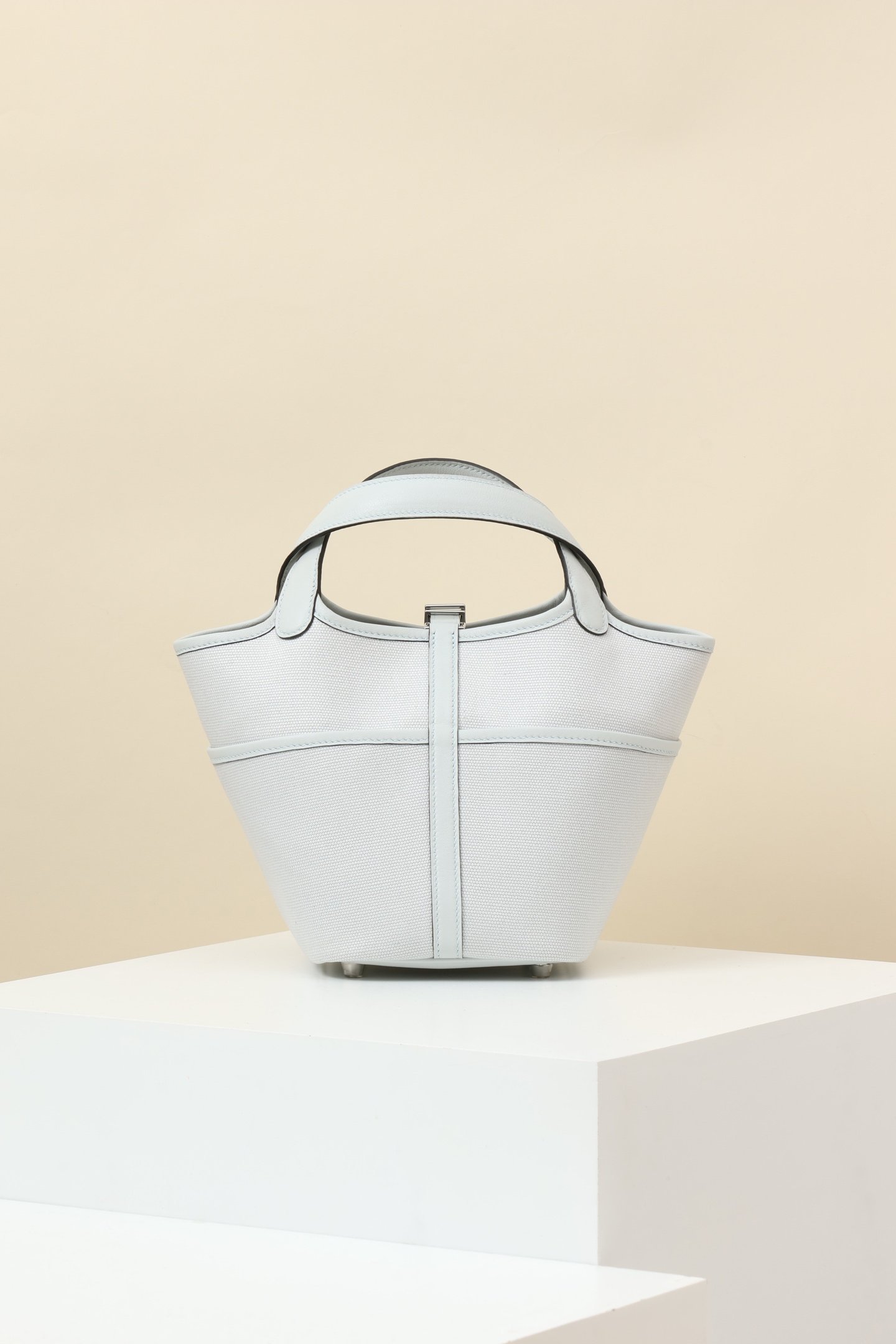 Hermès Picotin Lock 18 Cargo – Swift & Toile Goeland Gris Neige (N4) PHW detail image 2 sourced from womanlvbag.com