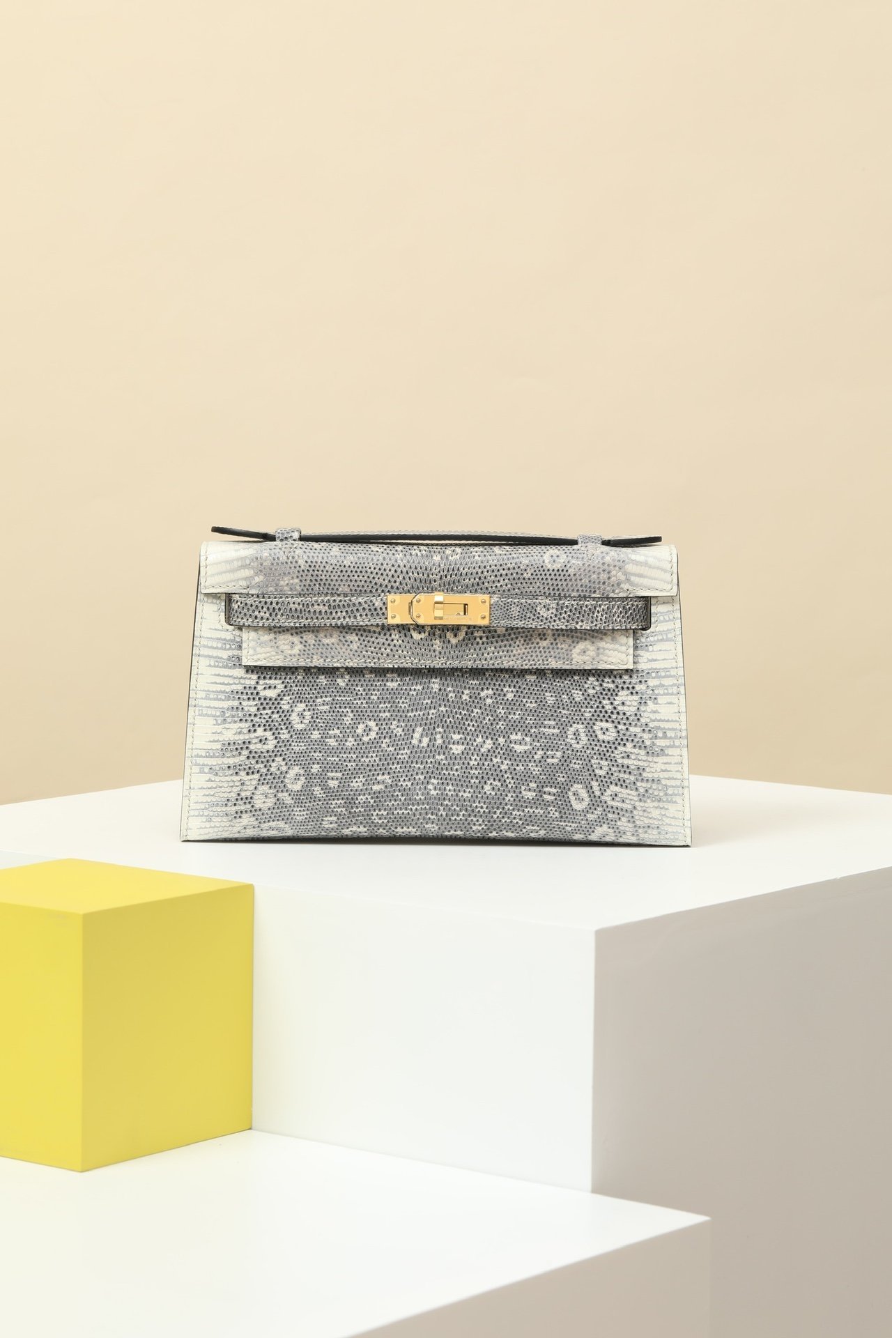 Hermès Mini Kelly 22 (Generation I) detail image 1 sourced from womanlvbag.com