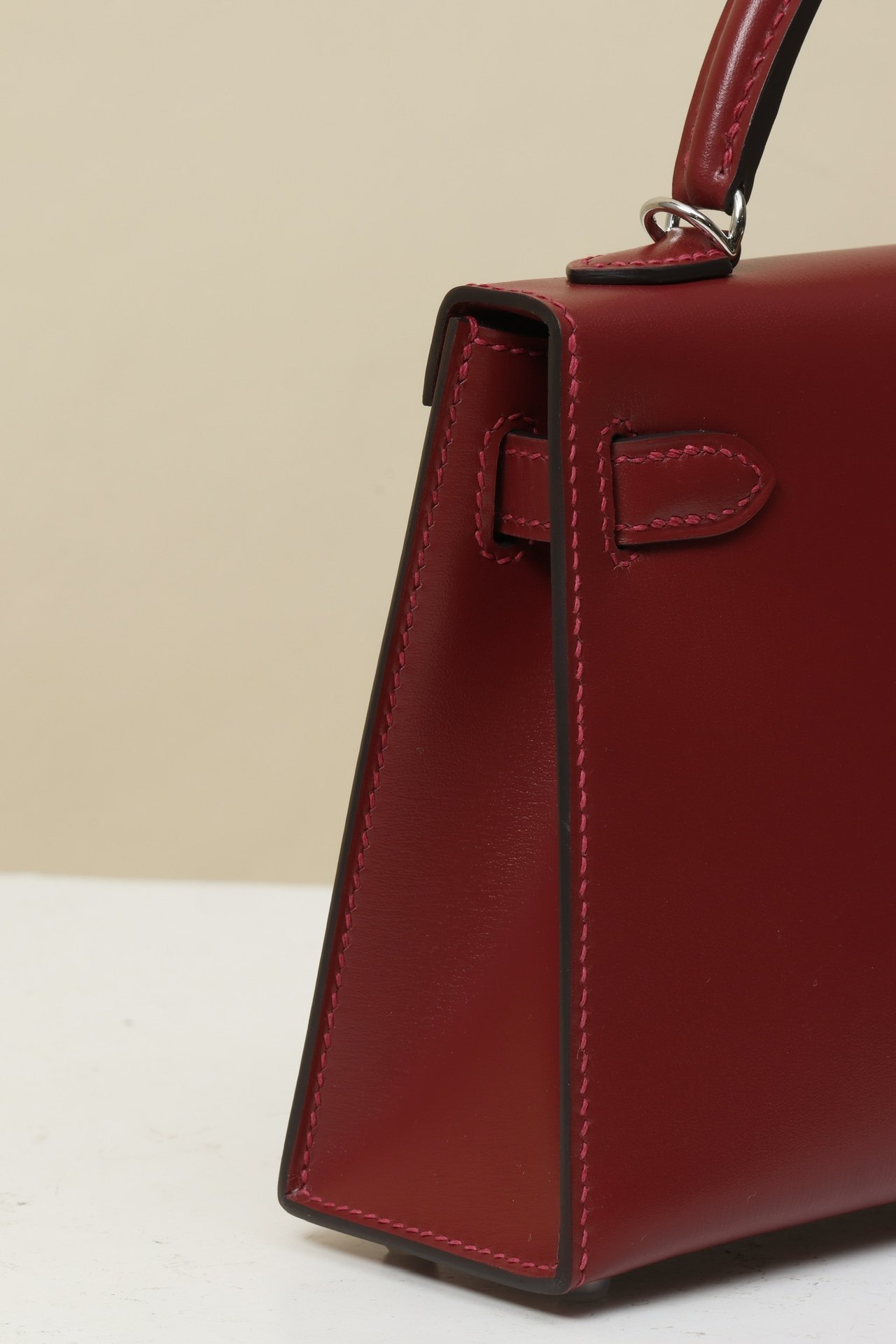 Hermès Mini Kelly II 19 – Shiny Box Calfskin in Rouge H (55) with Gold Hardware detail image 2 sourced from womanlvbag.com