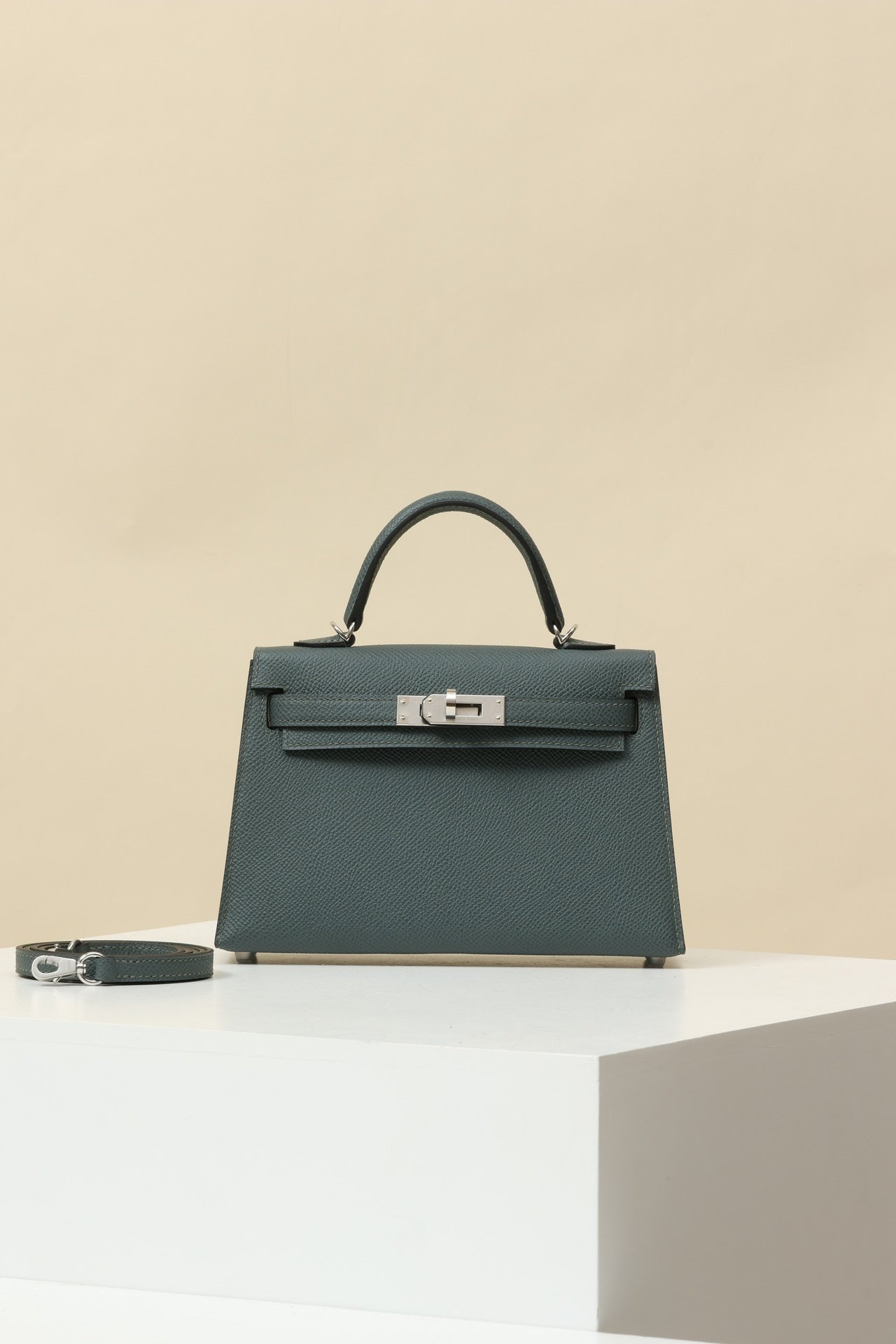 Mini Kelly 19 G2 detail image 1 sourced from womanlvbag.com
