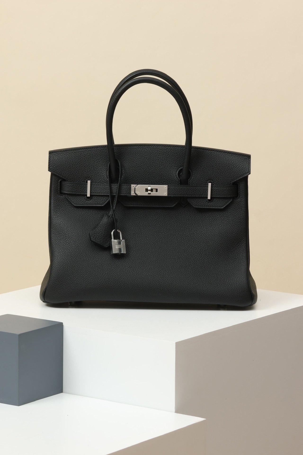 Hermès Birkin 30 detail image 1 sourced from womanlvbag.com