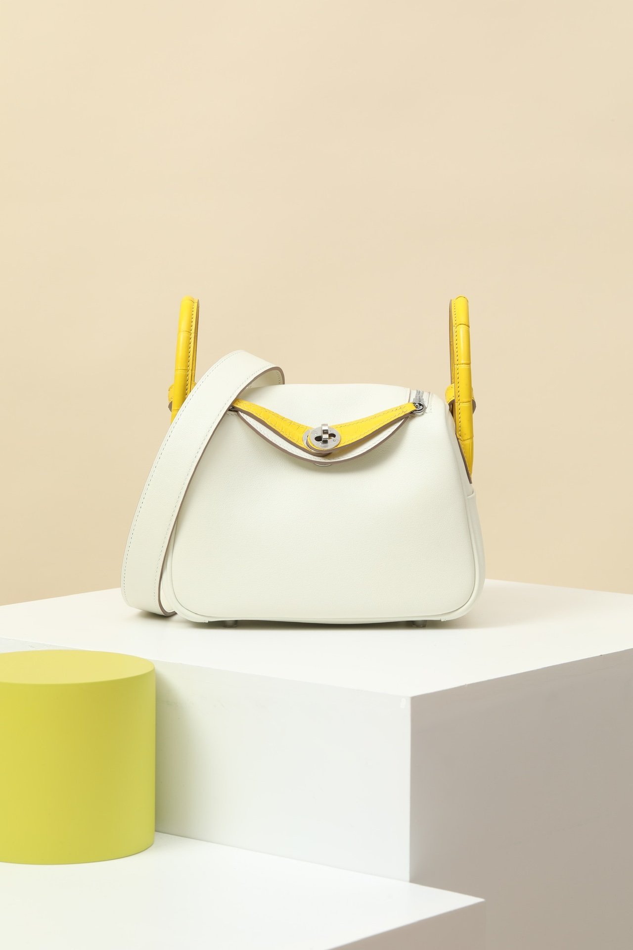 Hermès Mini Lindy 19.5 in a rare 'Touch' edition detail image 1 sourced from womanlvbag.com