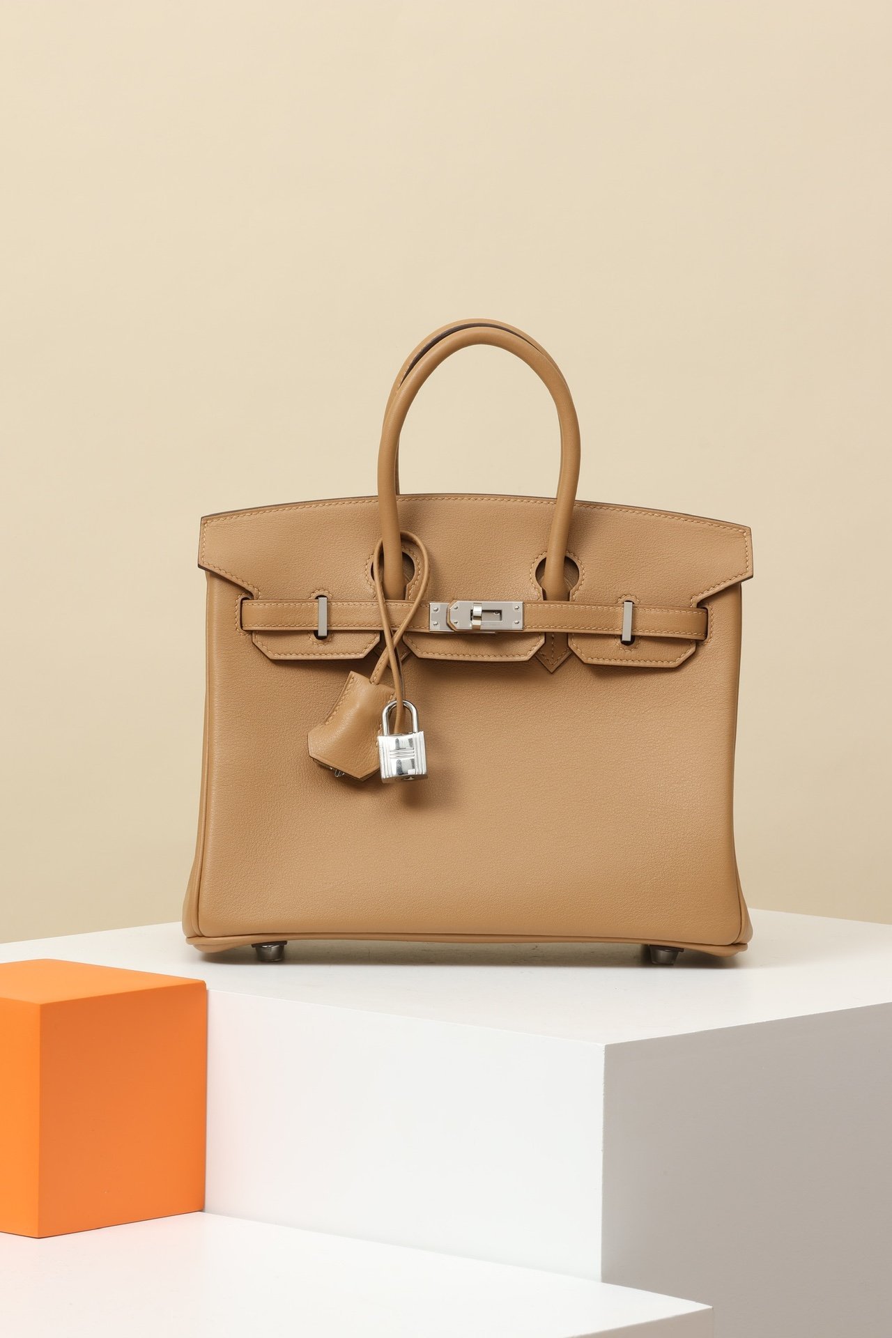 Hermès Birkin 25 detail image 1 sourced from womanlvbag.com