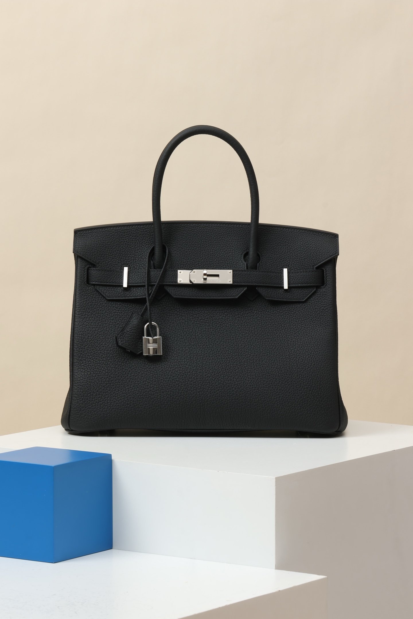 Hermès Birkin 30 in size 30cm (L 30cm x H 23cm x W 15cm) detail image 1 sourced from womanlvbag.com