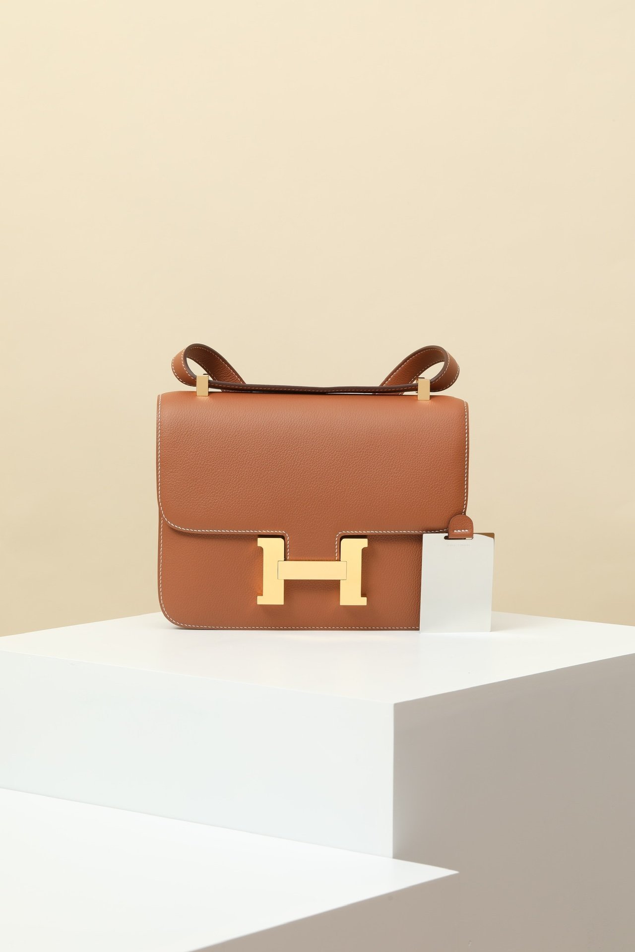 Hermès Constance 23 detail image 1 sourced from womanlvbag.com