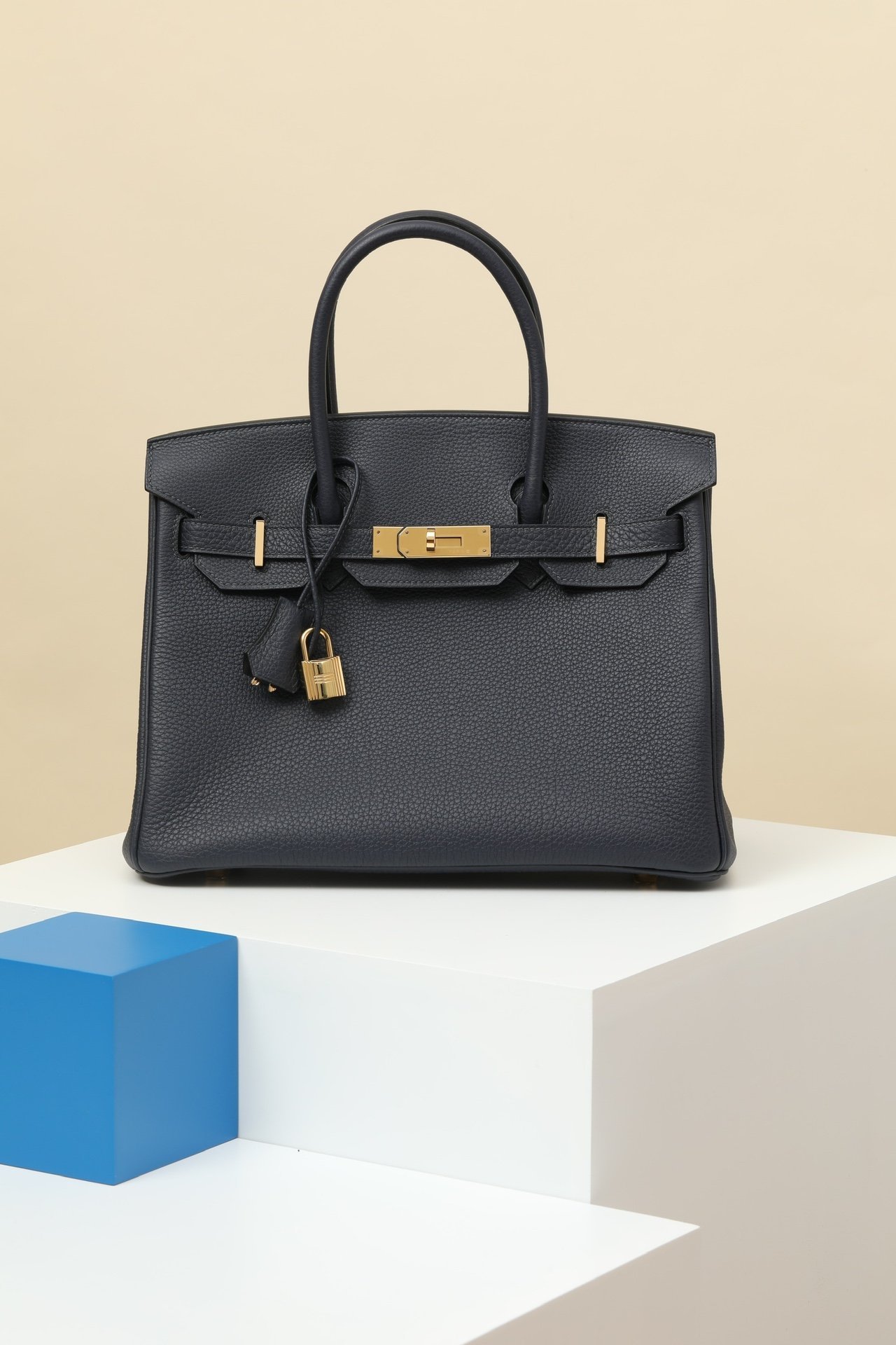 Hermès Birkin 30 detail image 1 sourced from womanlvbag.com
